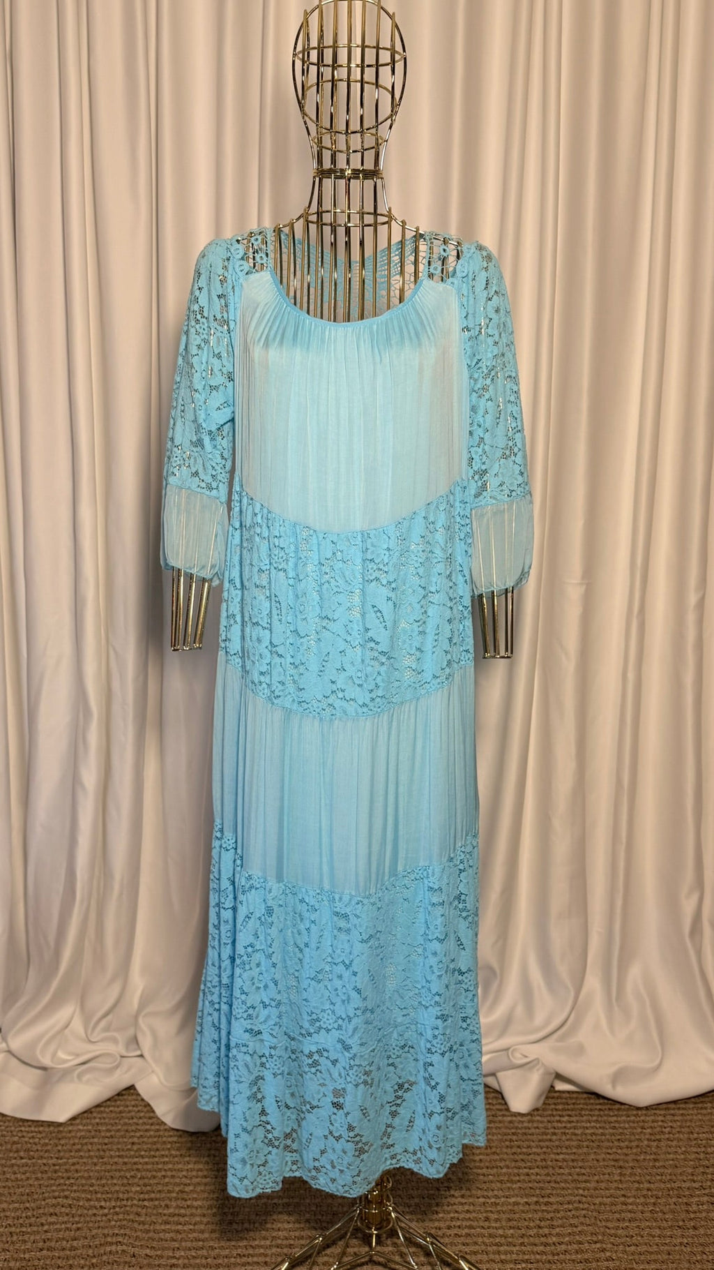 Mavi Dantelli Bohem Elbise – Yarım Kollu, Katlı Uzun Tasarım