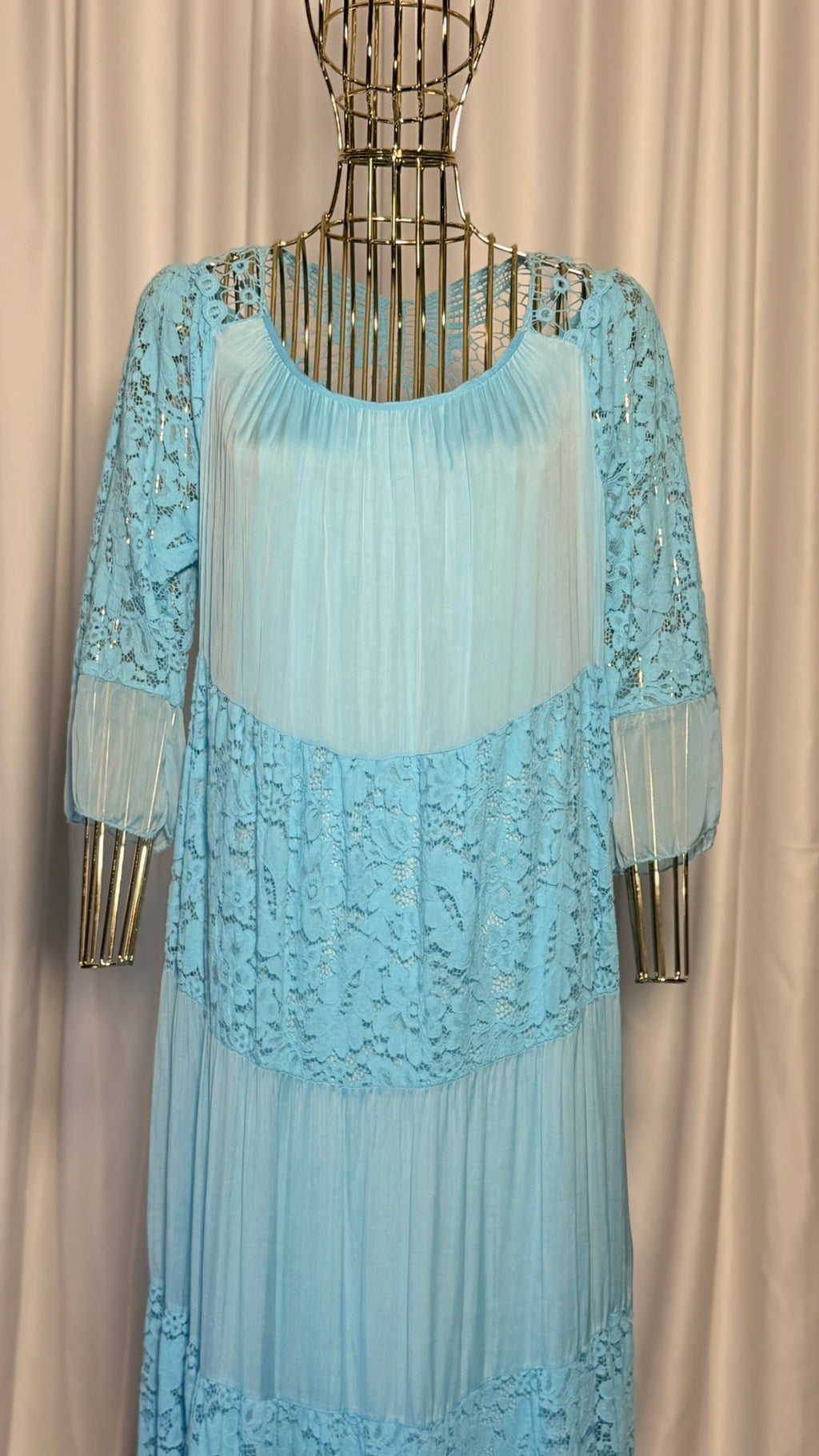 Mavi Dantelli Bohem Elbise – Yarım Kollu, Katlı Uzun Tasarım