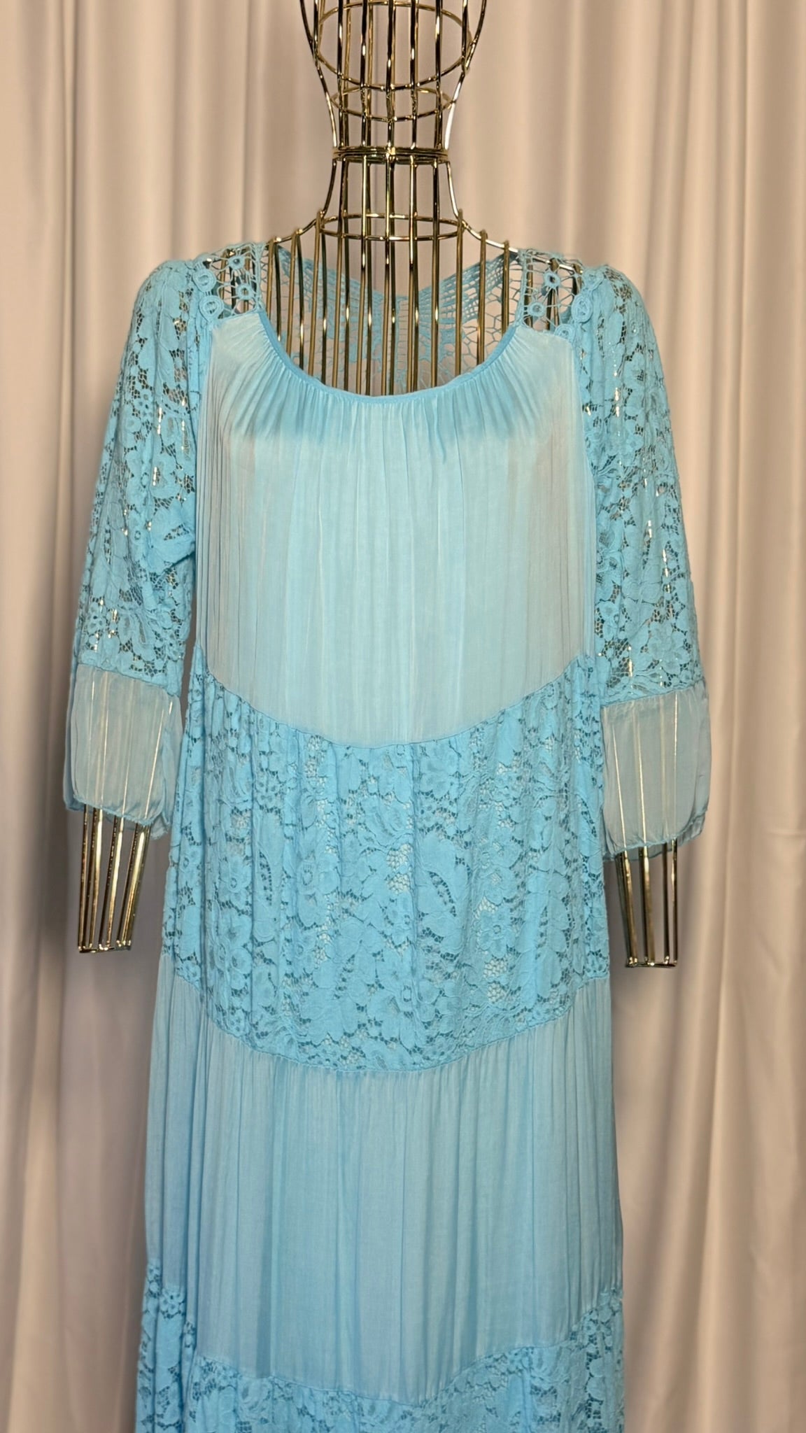 Mavi Dantelli Bohem Elbise – Yarım Kollu, Katlı Uzun Tasarım