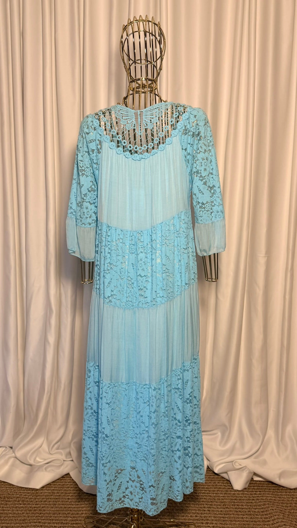 Mavi Dantelli Bohem Elbise – Yarım Kollu, Katlı Uzun Tasarım