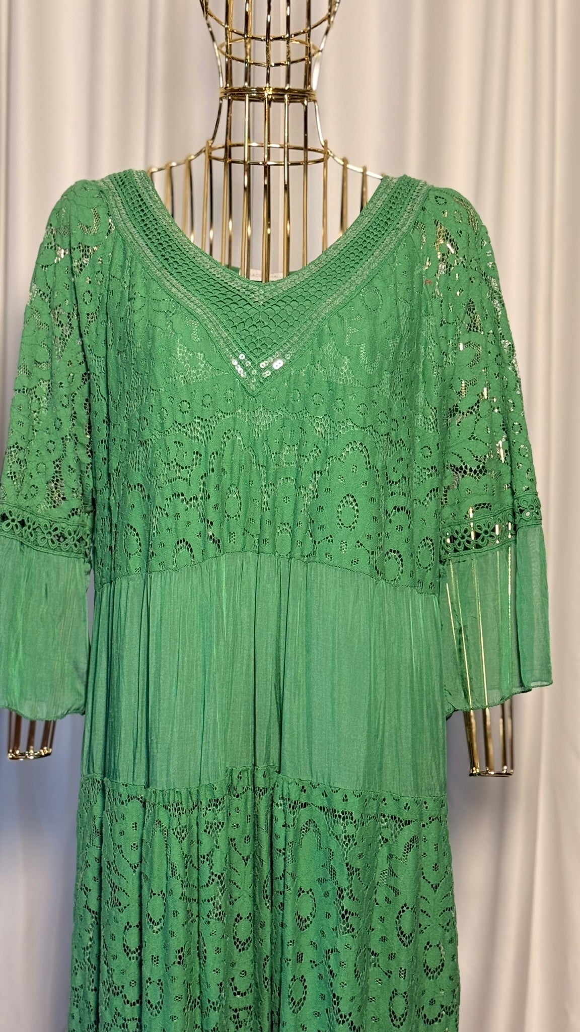 YEŞİL DANTELLİ BOHEM ELBİSE V YAKA UZUN KOLLU KATLI TASARIM