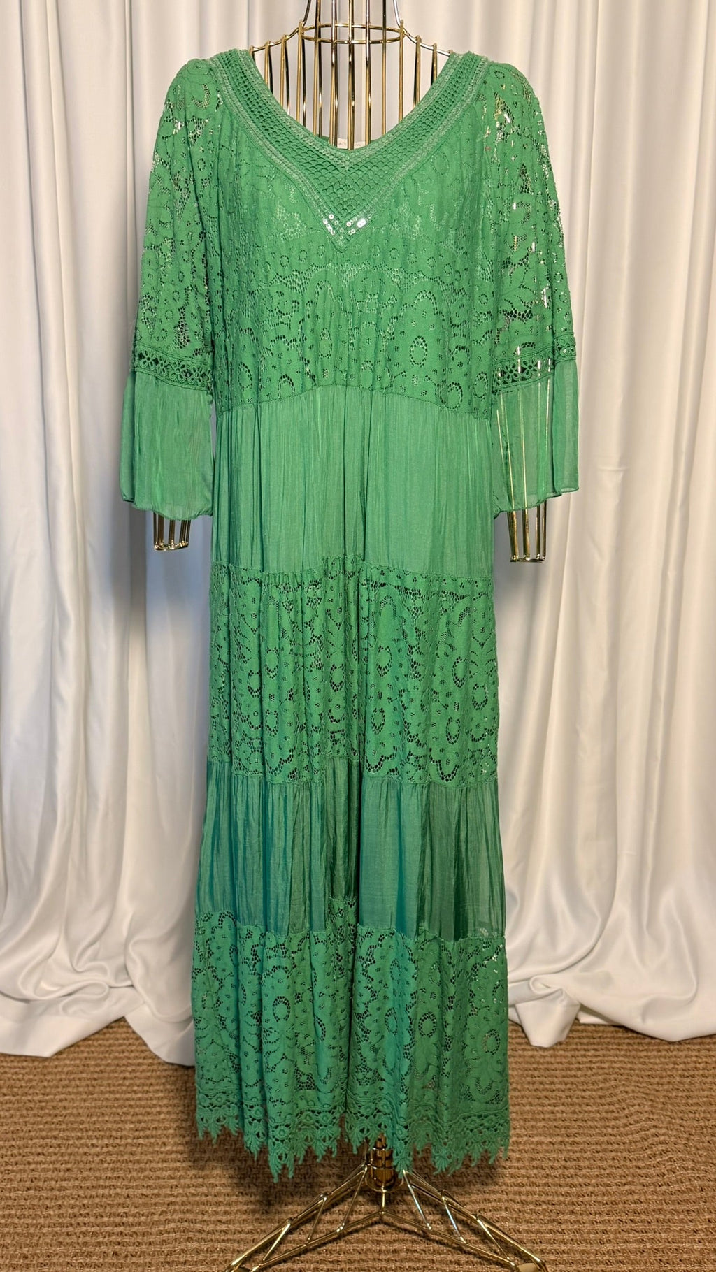 YEŞİL DANTELLİ BOHEM ELBİSE V YAKA UZUN KOLLU KATLI TASARIM