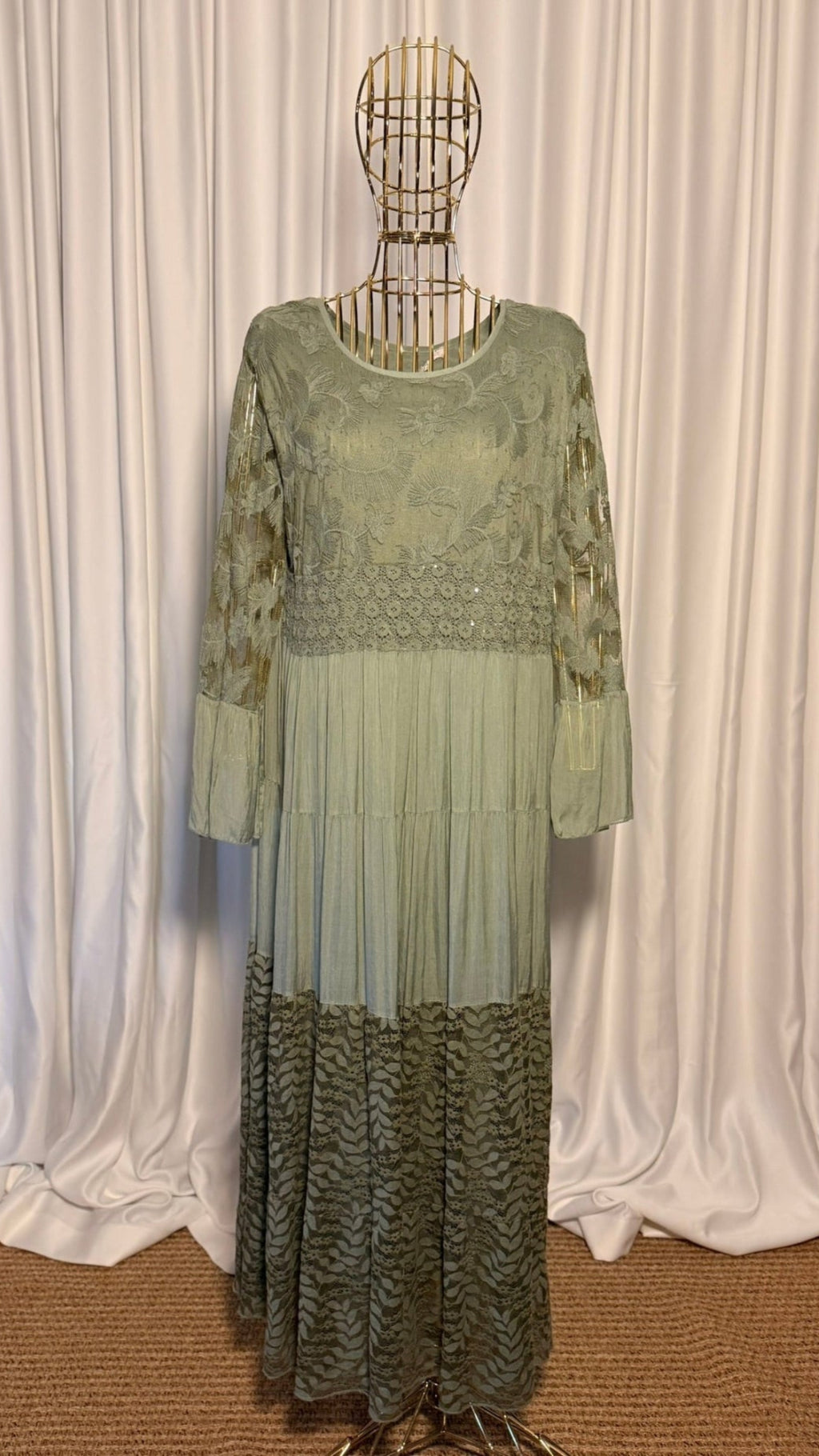 HAKİ RENK UZUN İPEK DETAYLI GÜPÜRLÜ ELBİSE