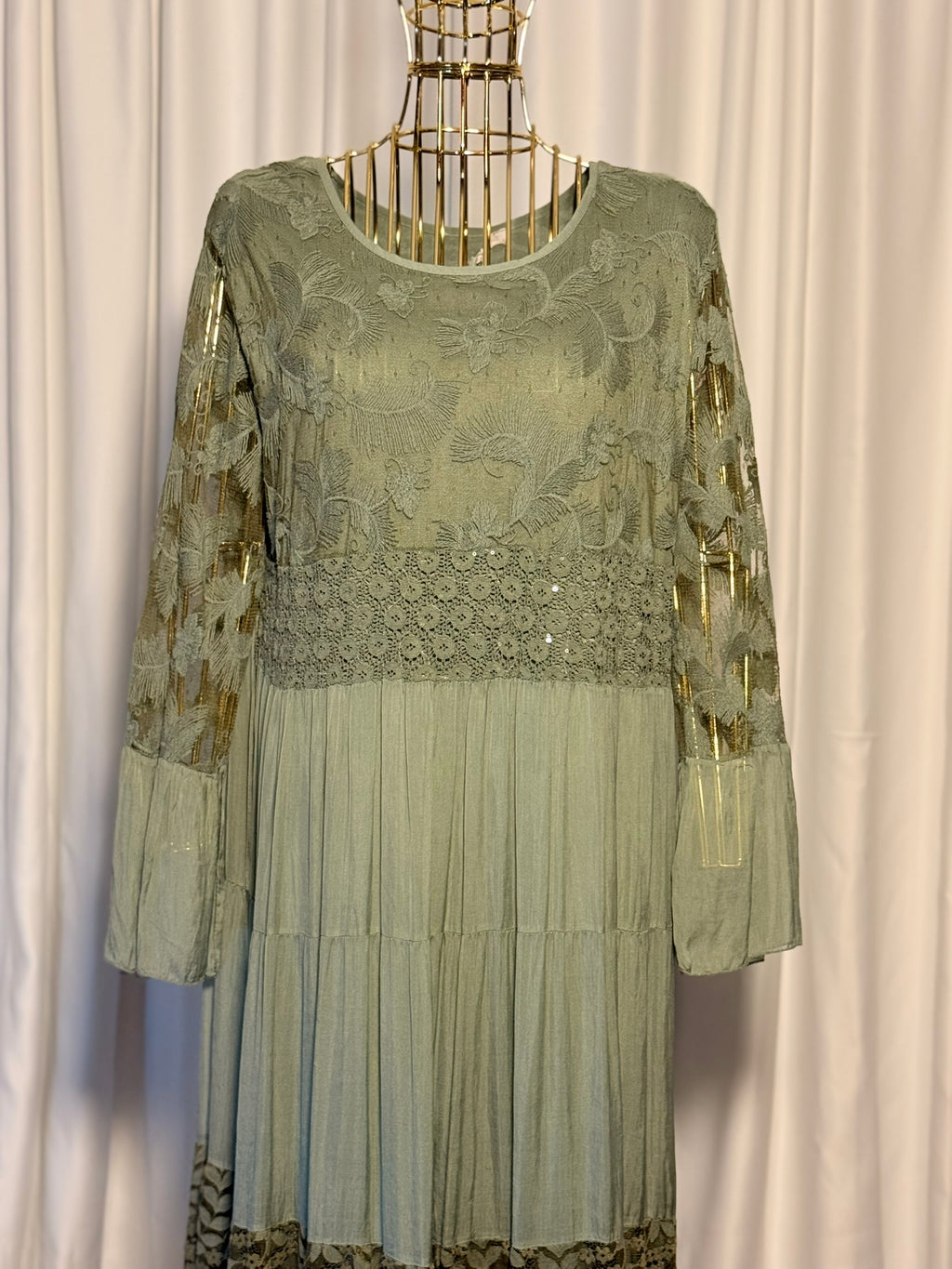 HAKİ RENK UZUN İPEK DETAYLI GÜPÜRLÜ ELBİSE