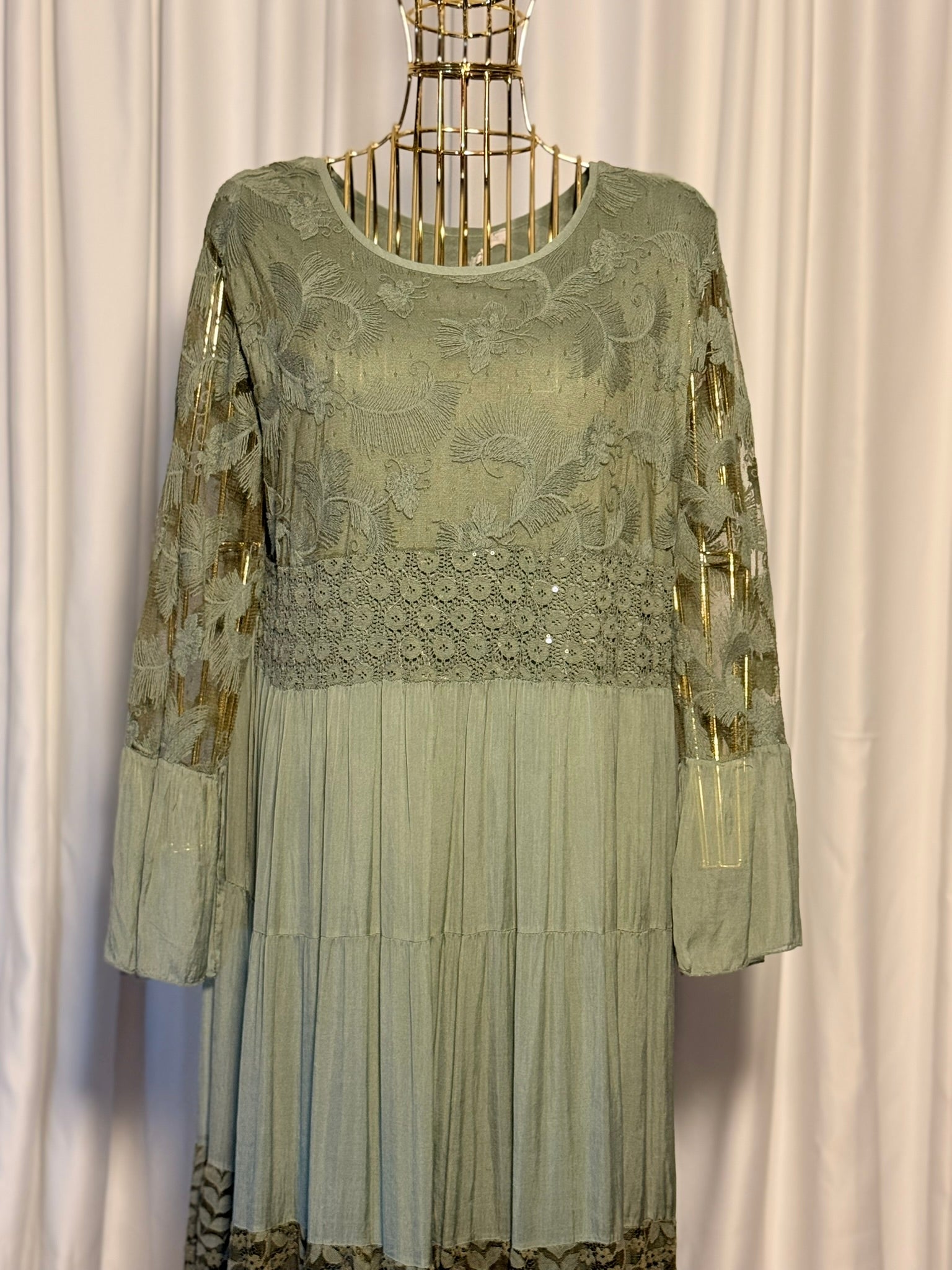 HAKİ RENK UZUN İPEK DETAYLI GÜPÜRLÜ ELBİSE