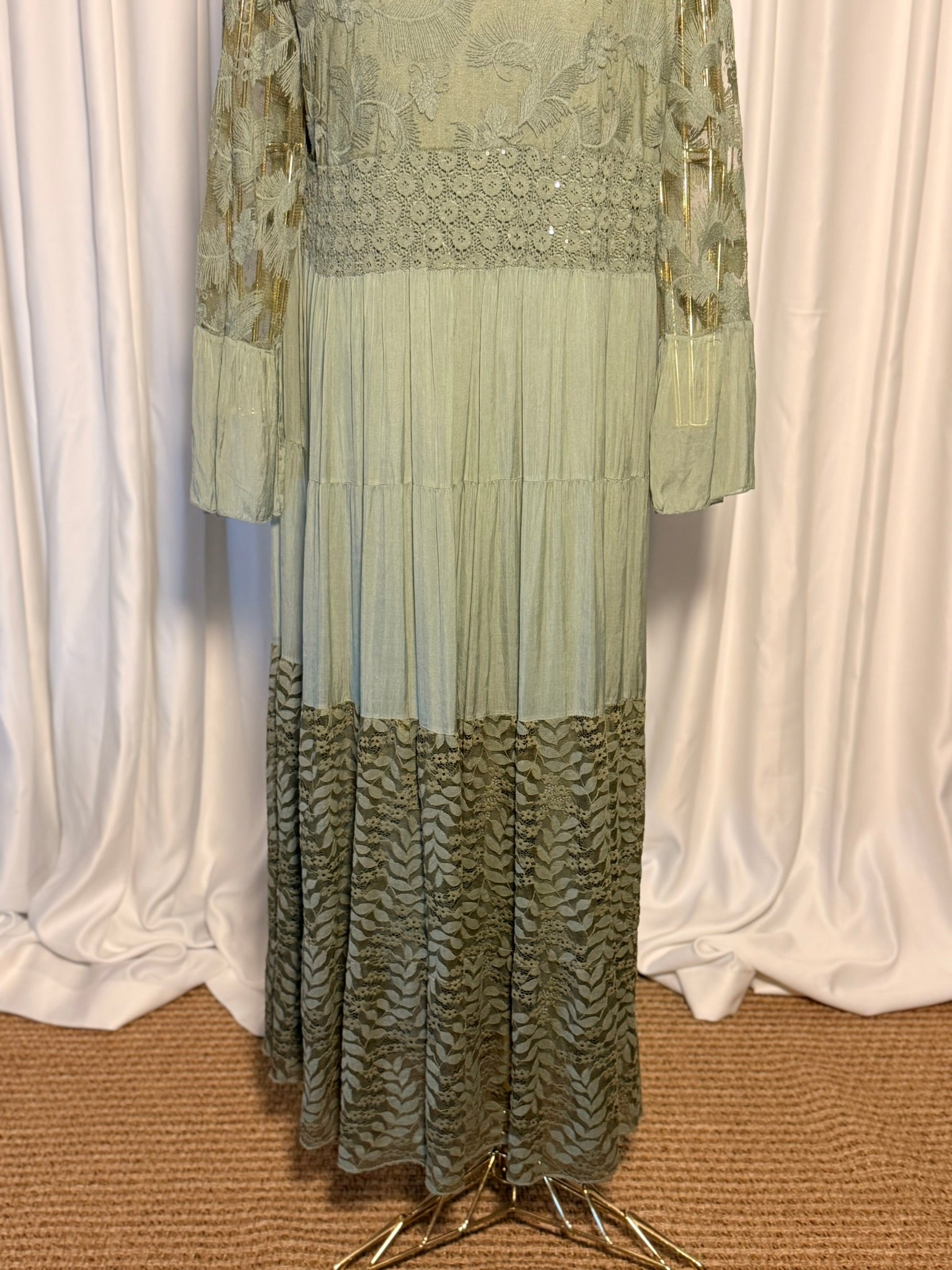 HAKİ RENK UZUN İPEK DETAYLI GÜPÜRLÜ ELBİSE