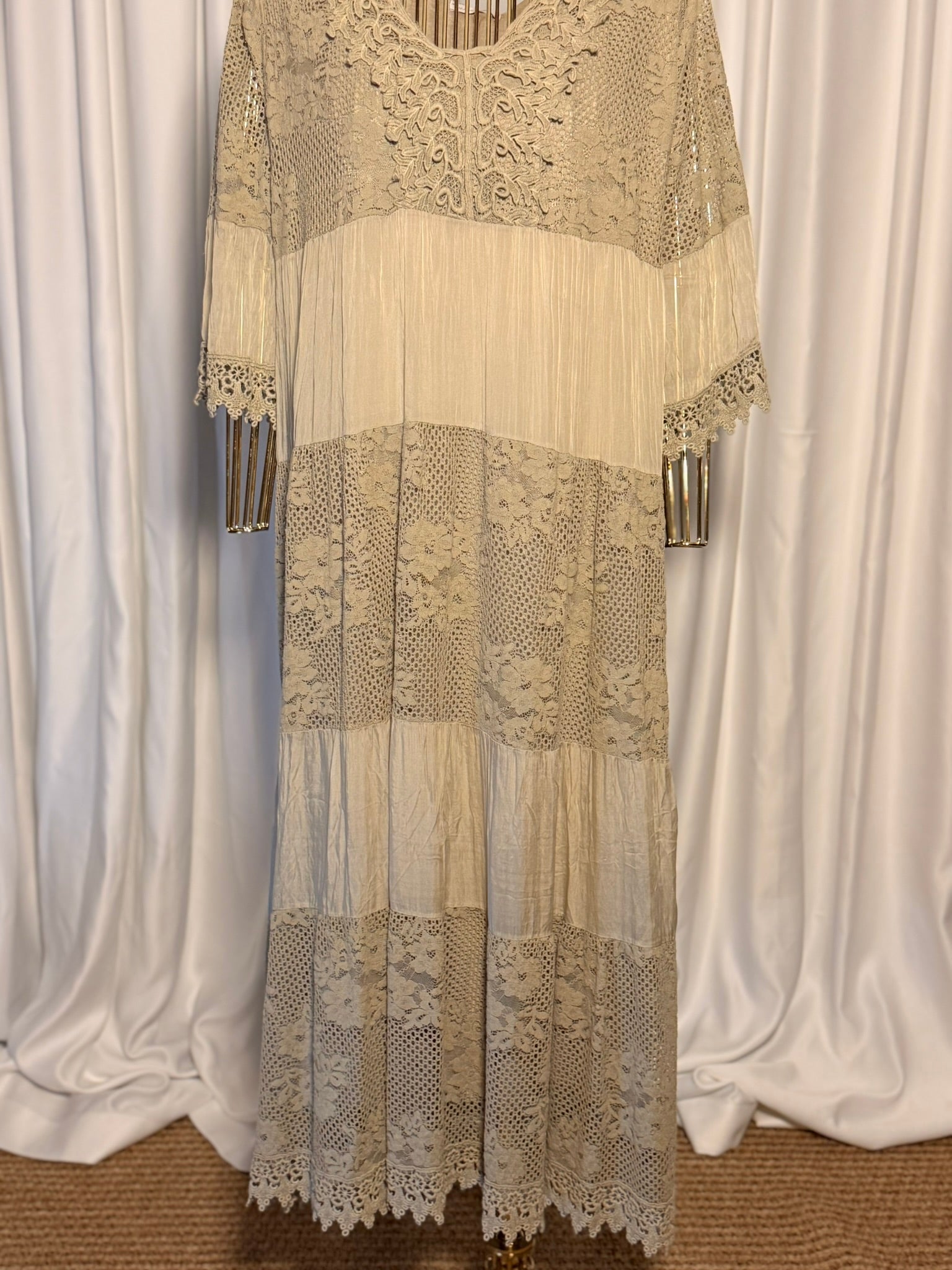 KREM RENGİ UZUN İTALYAN İPEĞİ GÜPÜRLÜ ELBİSE