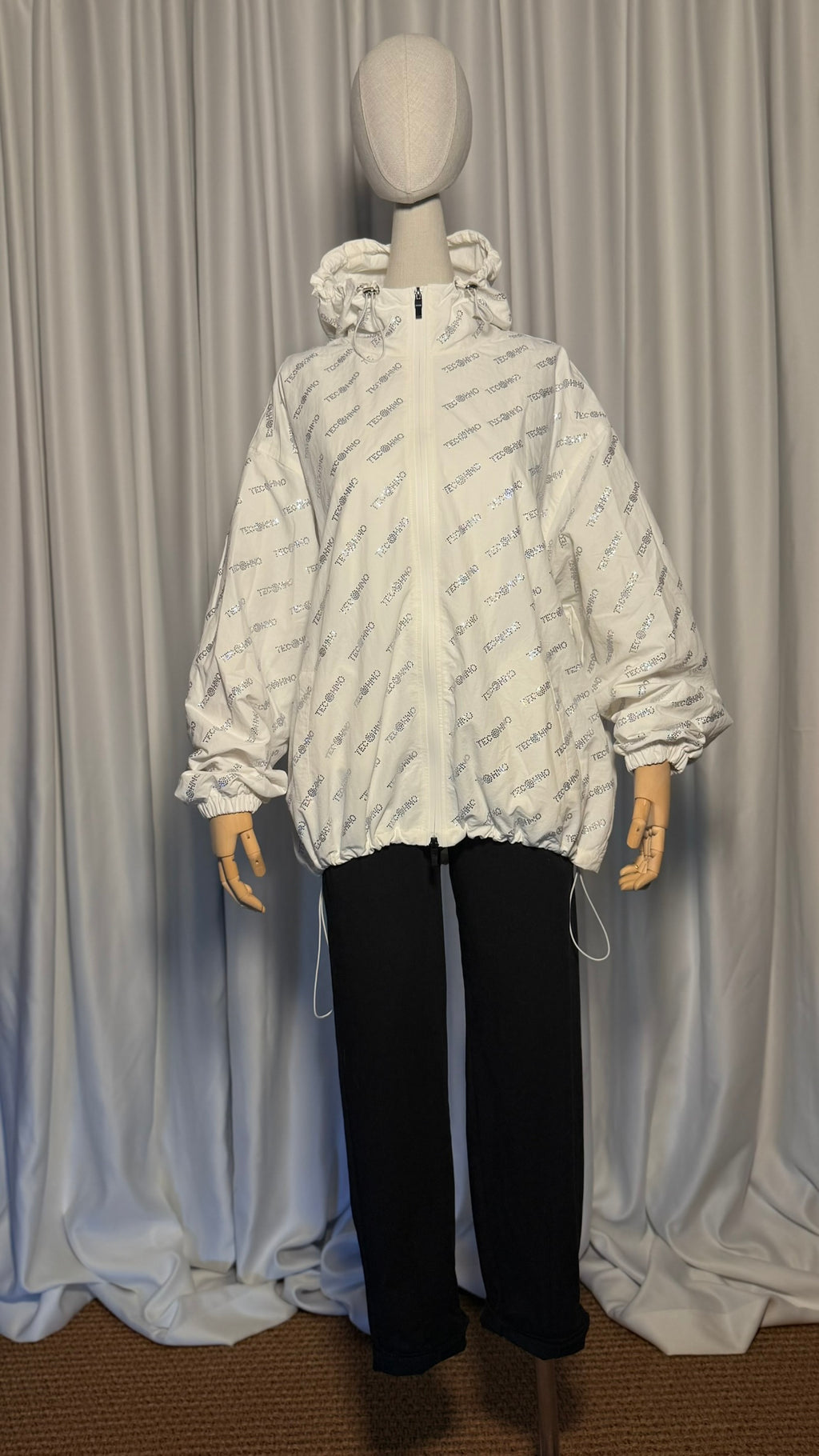 Beyaz Logolu Kapüşonlu Tasarım Rüzgarlık