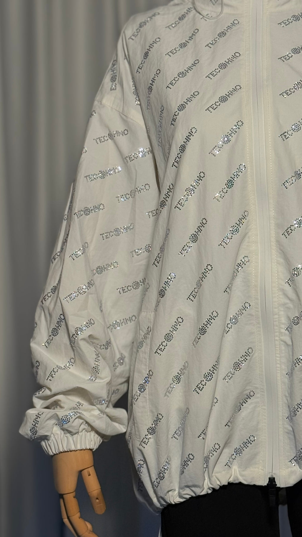 Beyaz Logolu Kapüşonlu Tasarım Rüzgarlık