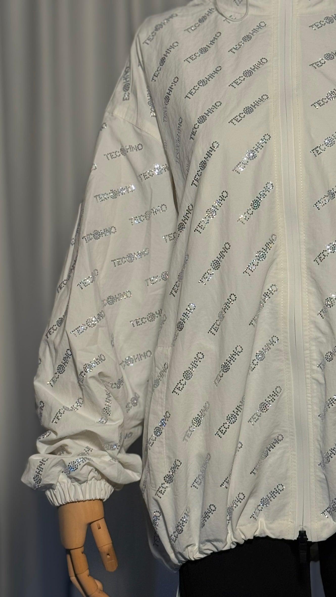 Beyaz Logolu Kapüşonlu Tasarım Rüzgarlık