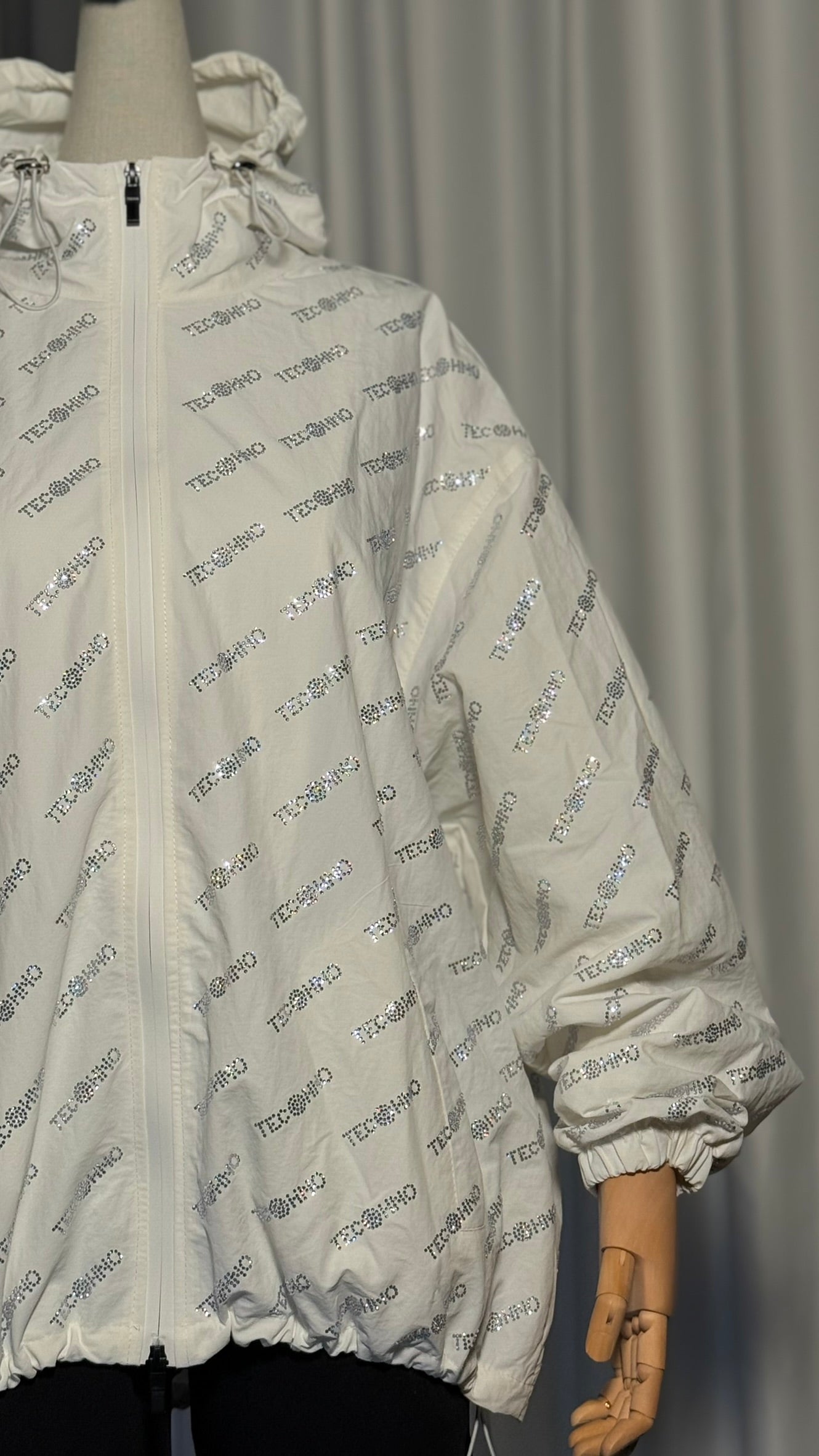 Beyaz Logolu Kapüşonlu Tasarım Rüzgarlık