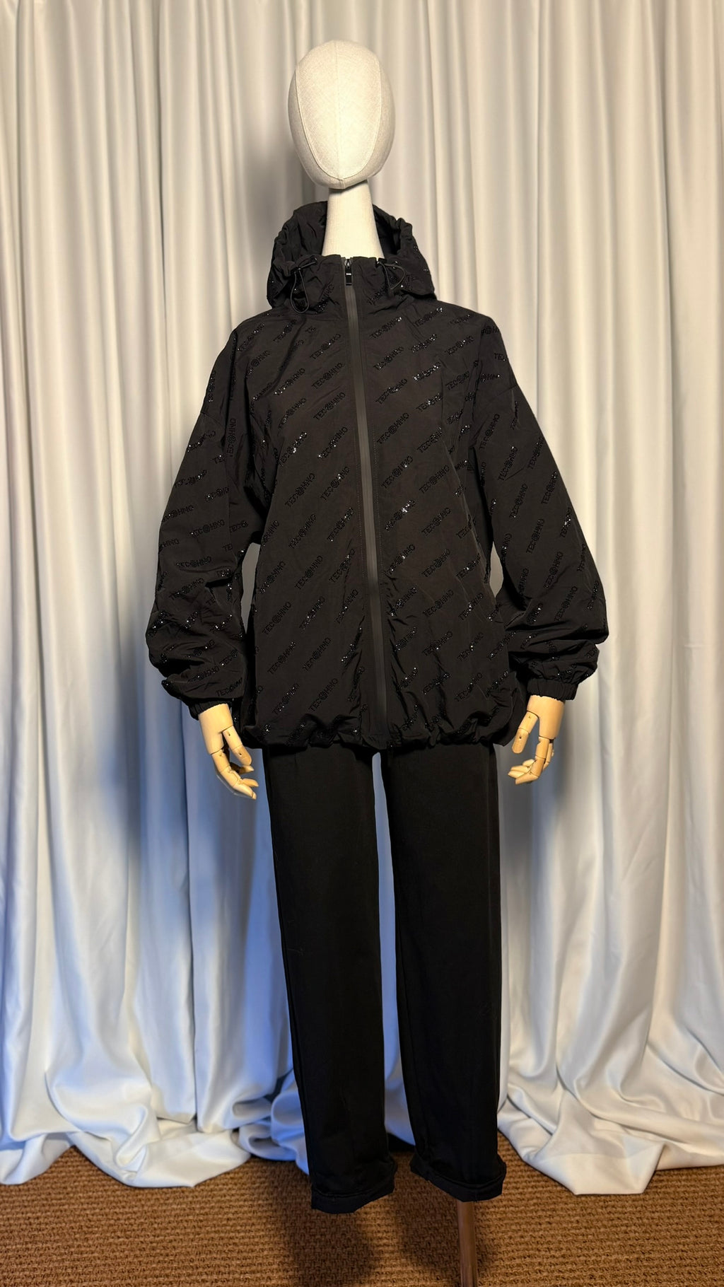 Siyah Logolu Kapüşonlu Tasarım Rüzgarlık