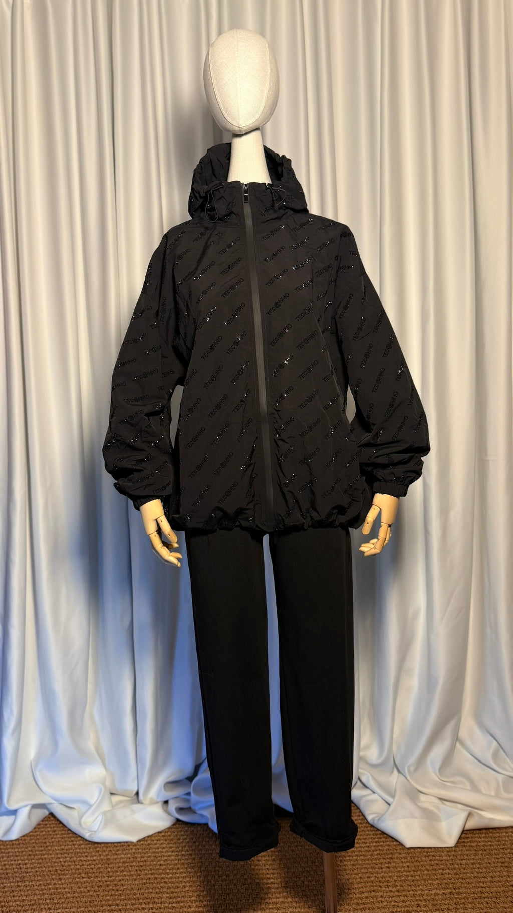 Siyah Logolu Kapüşonlu Tasarım Rüzgarlık