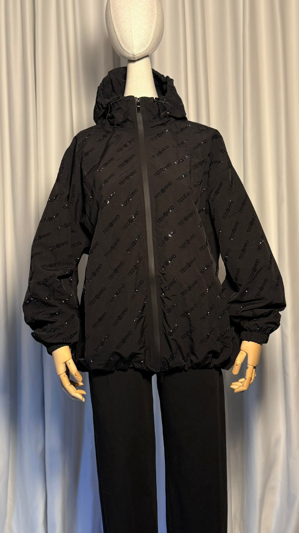 Siyah Logolu Kapüşonlu Tasarım Rüzgarlık