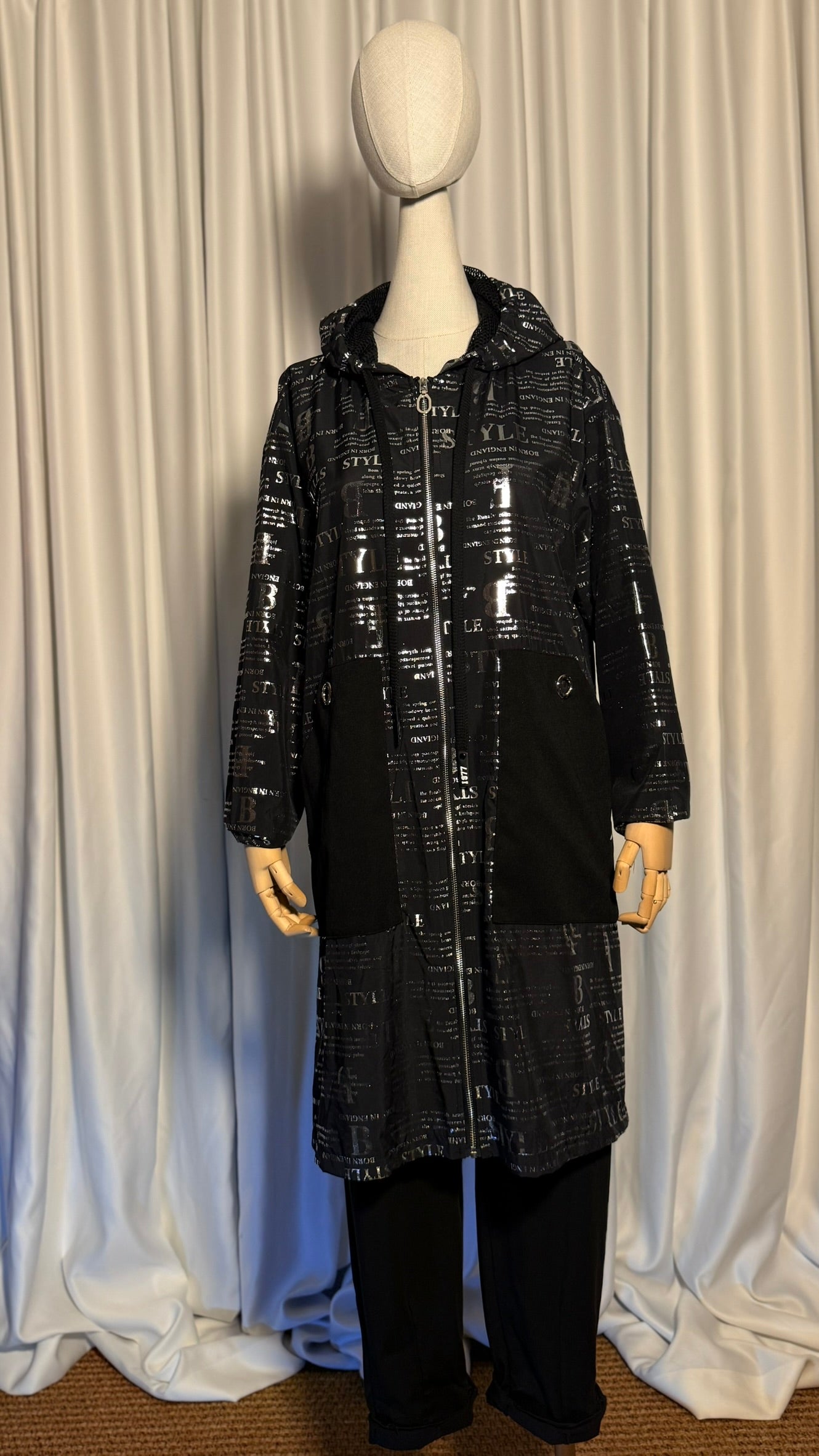 Siyah Parlak Baskılı Uzun Mevsimlik Mont