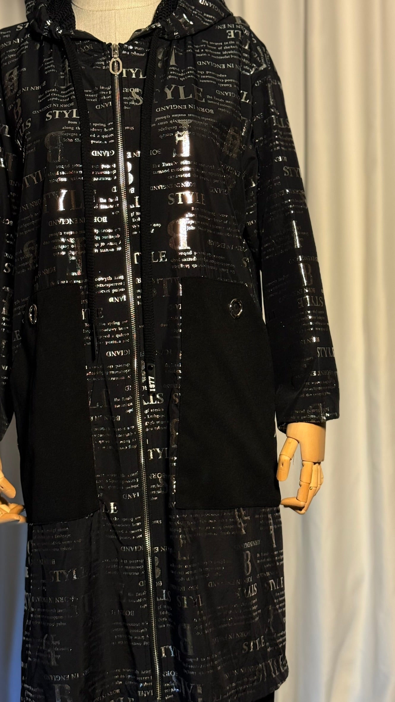 Siyah Parlak Baskılı Uzun Mevsimlik Mont