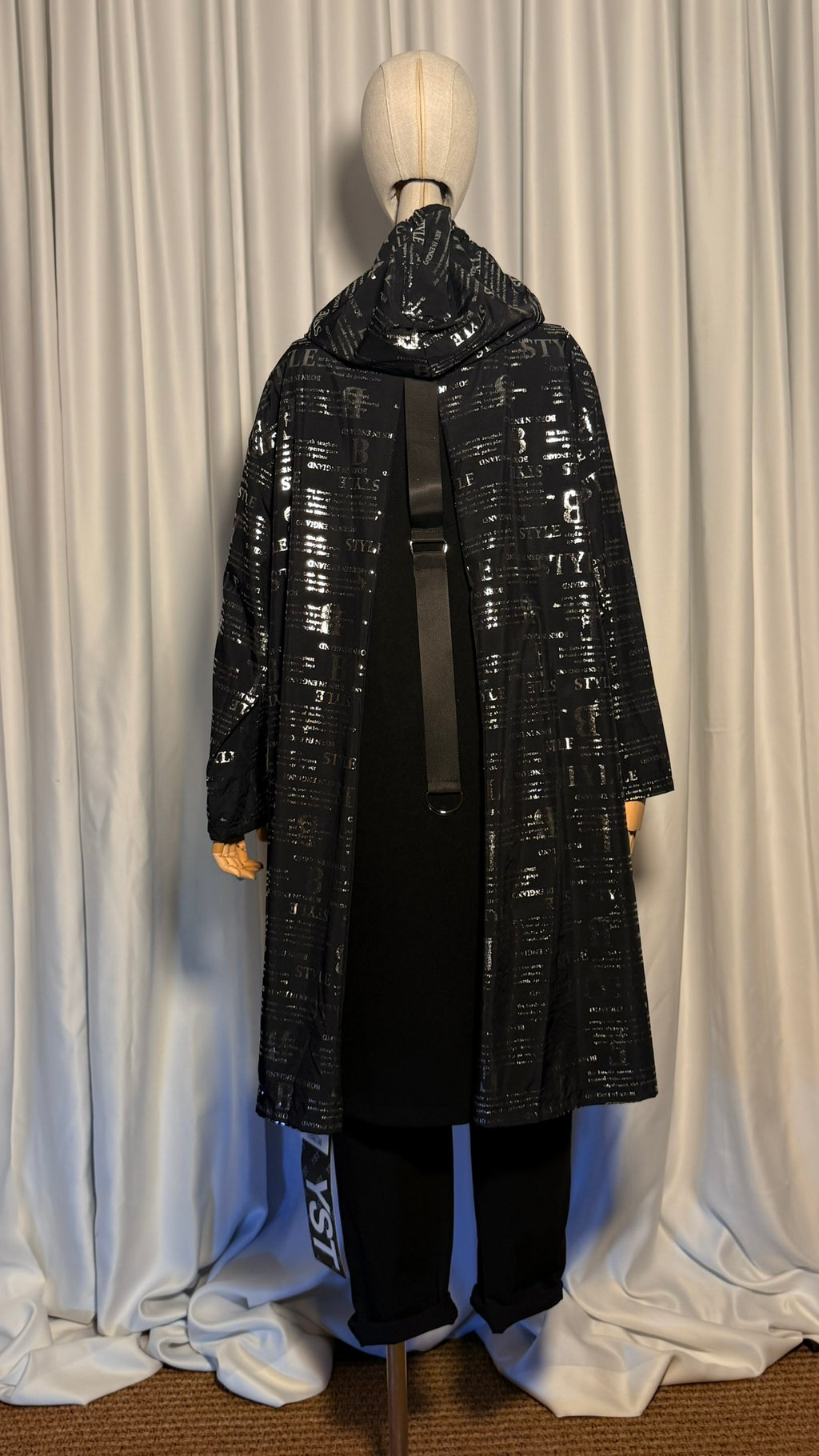 Siyah Parlak Baskılı Uzun Mevsimlik Mont