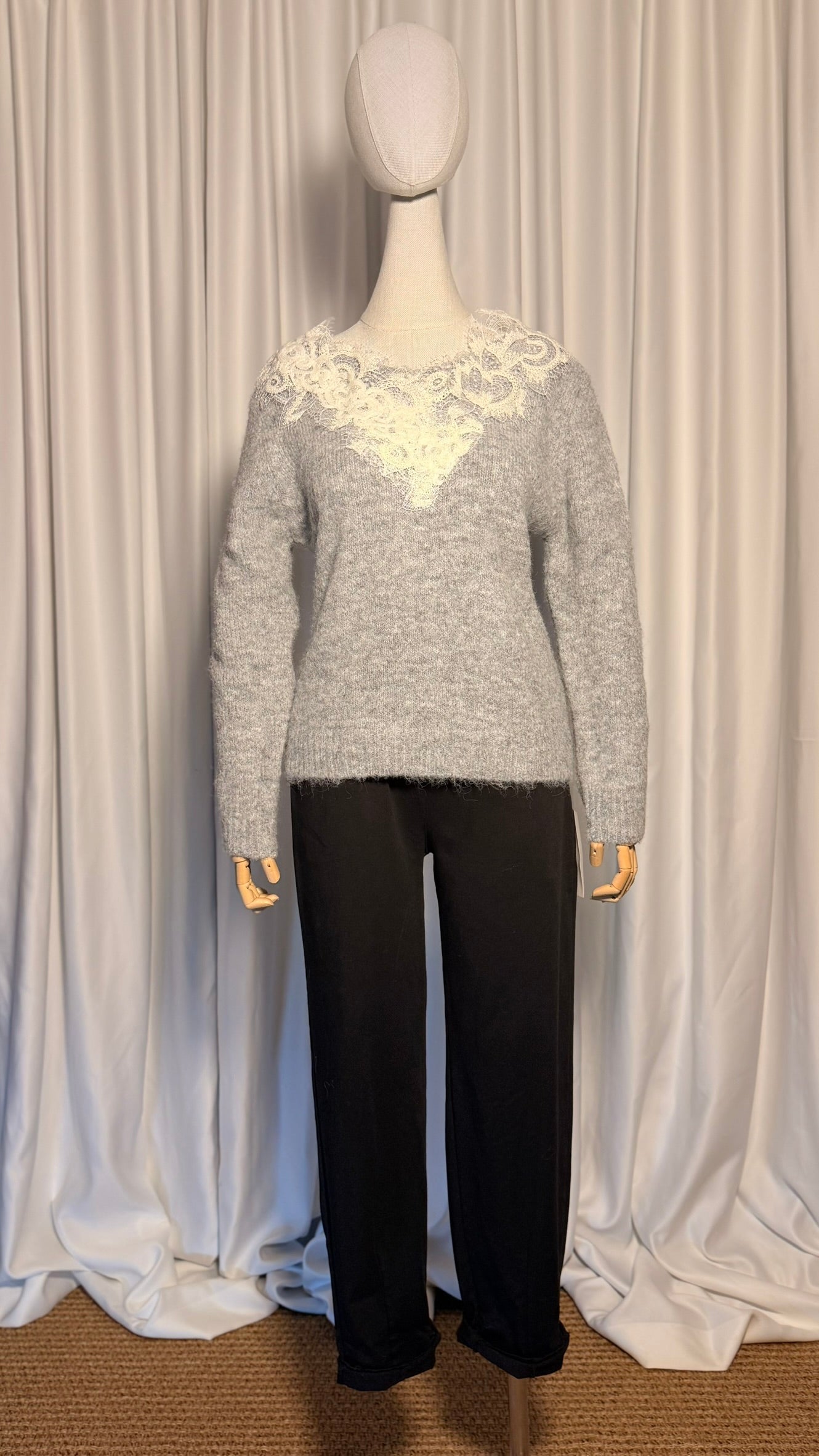 Gri Dantel Yaka Detaylı Triko Kazak