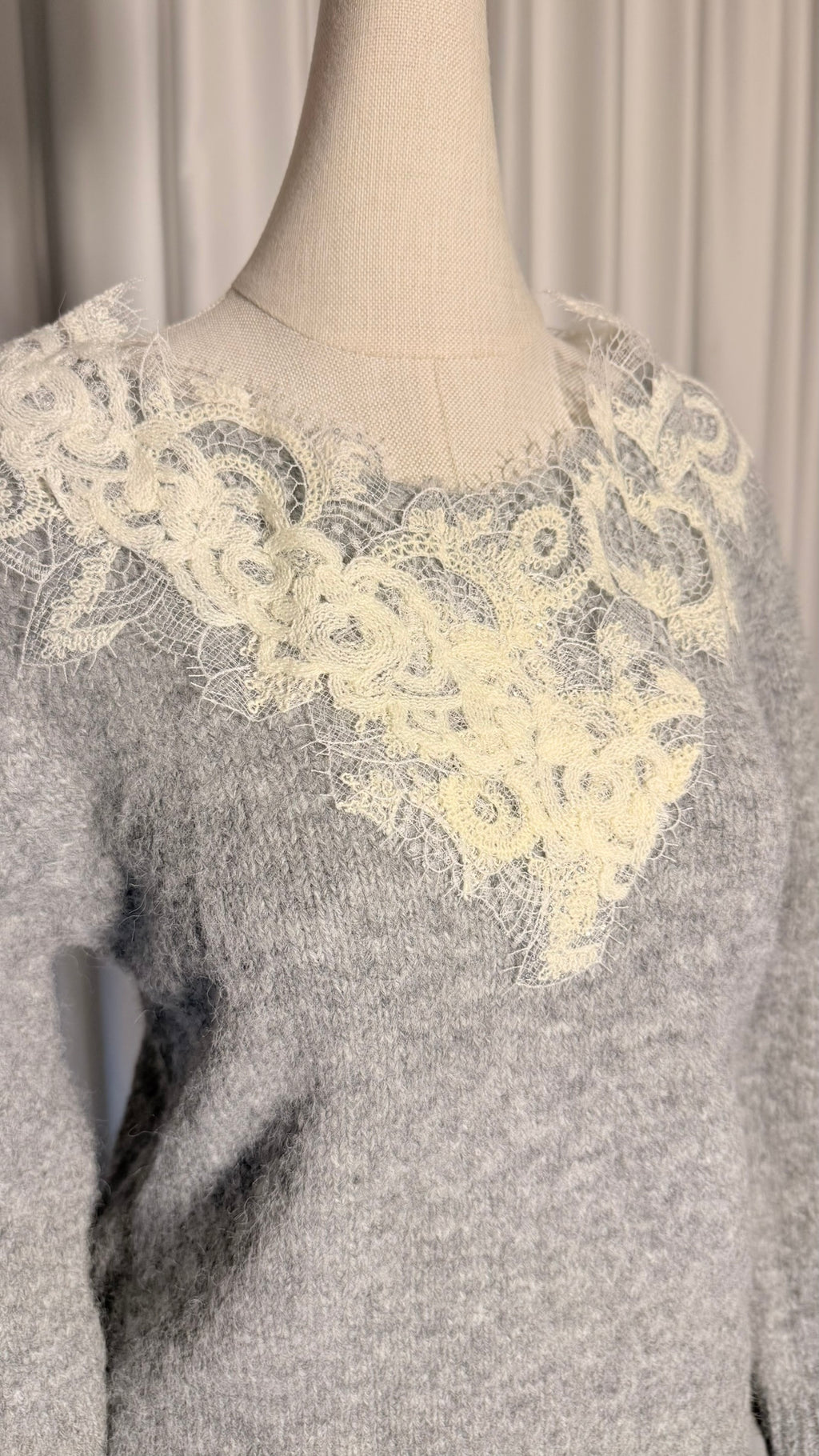 Gri Dantel Yaka Detaylı Triko Kazak