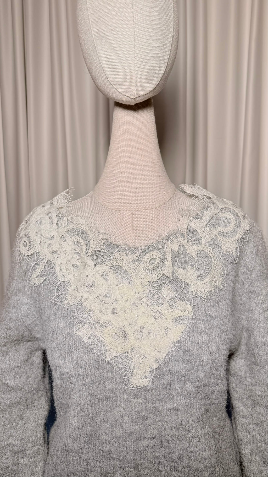 Gri Dantel Yaka Detaylı Triko Kazak