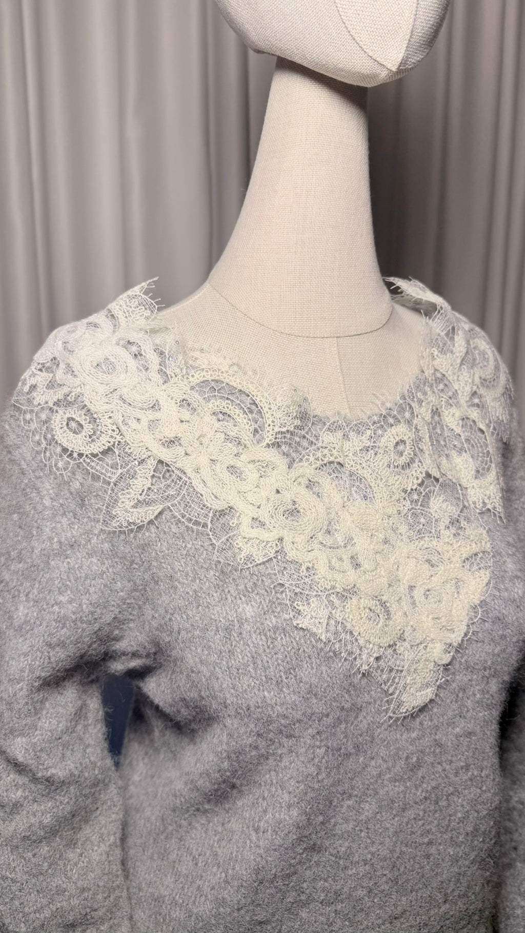 Gri Dantel Yaka Detaylı Triko Kazak