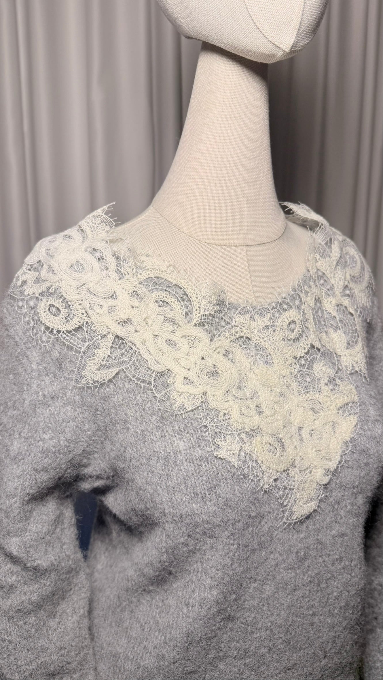 Gri Dantel Yaka Detaylı Triko Kazak