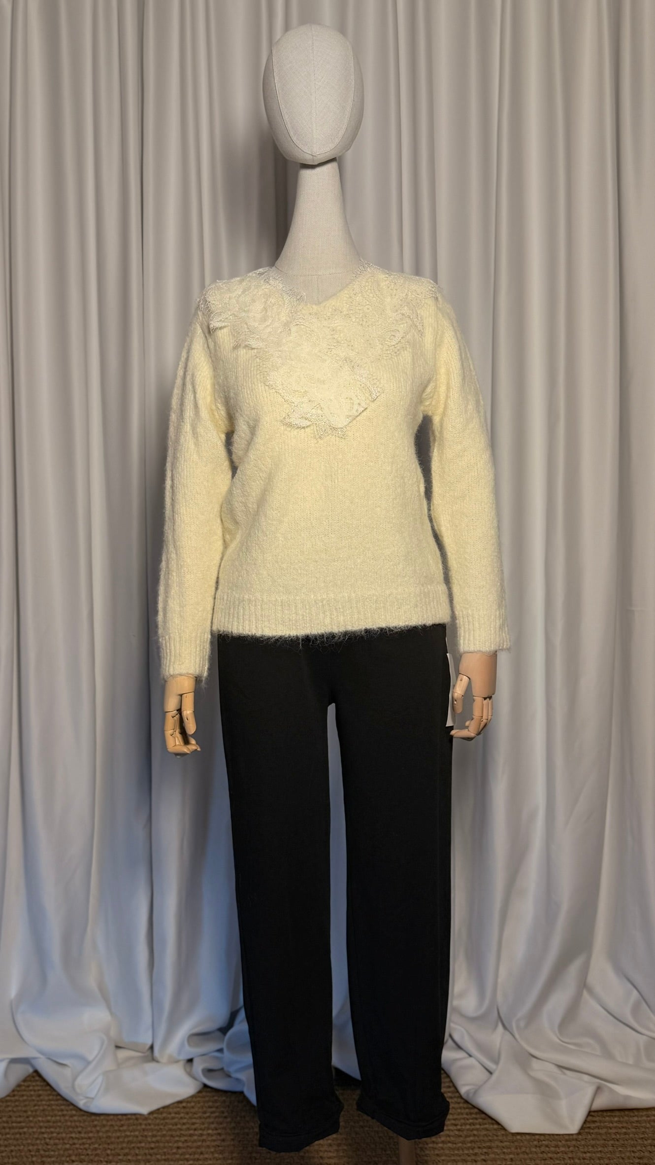 Krem Dantel Yaka Detaylı Triko Kazak