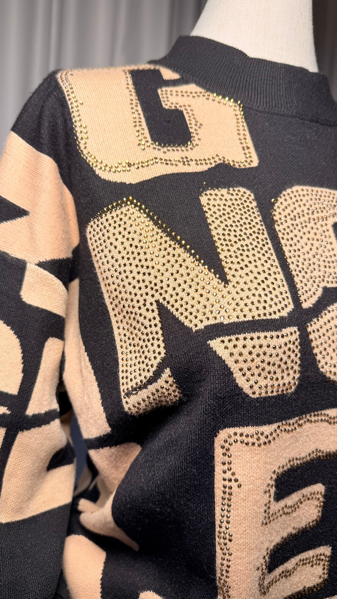 Siyah-Bej Logolu Triko Kazak