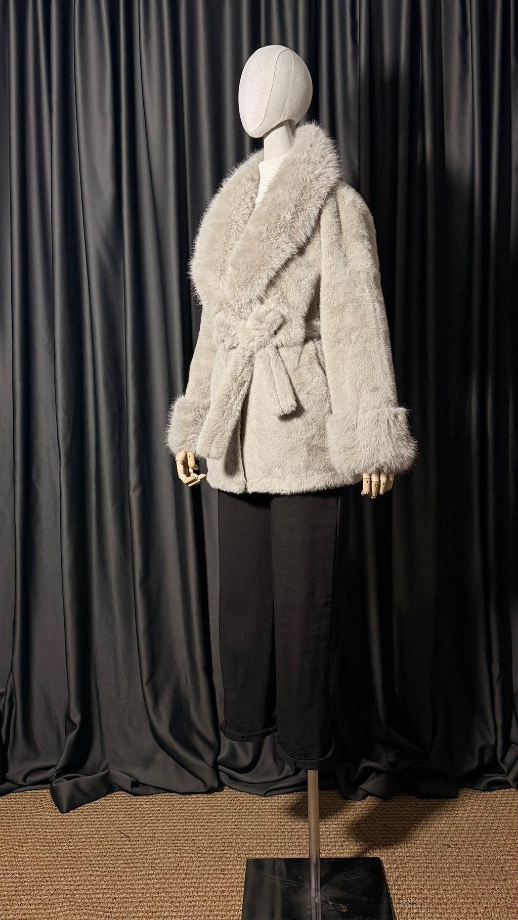 Gri Kuşaklı Kürk Kaban