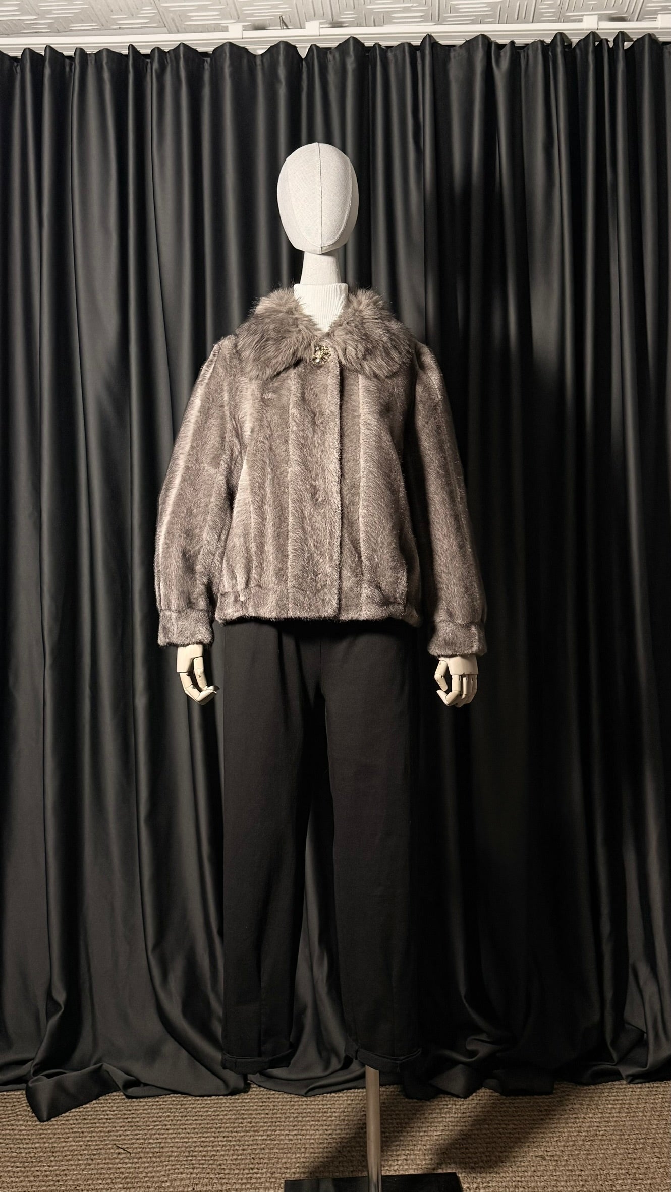 Gri Taş Düğmeli Kürk Ceket