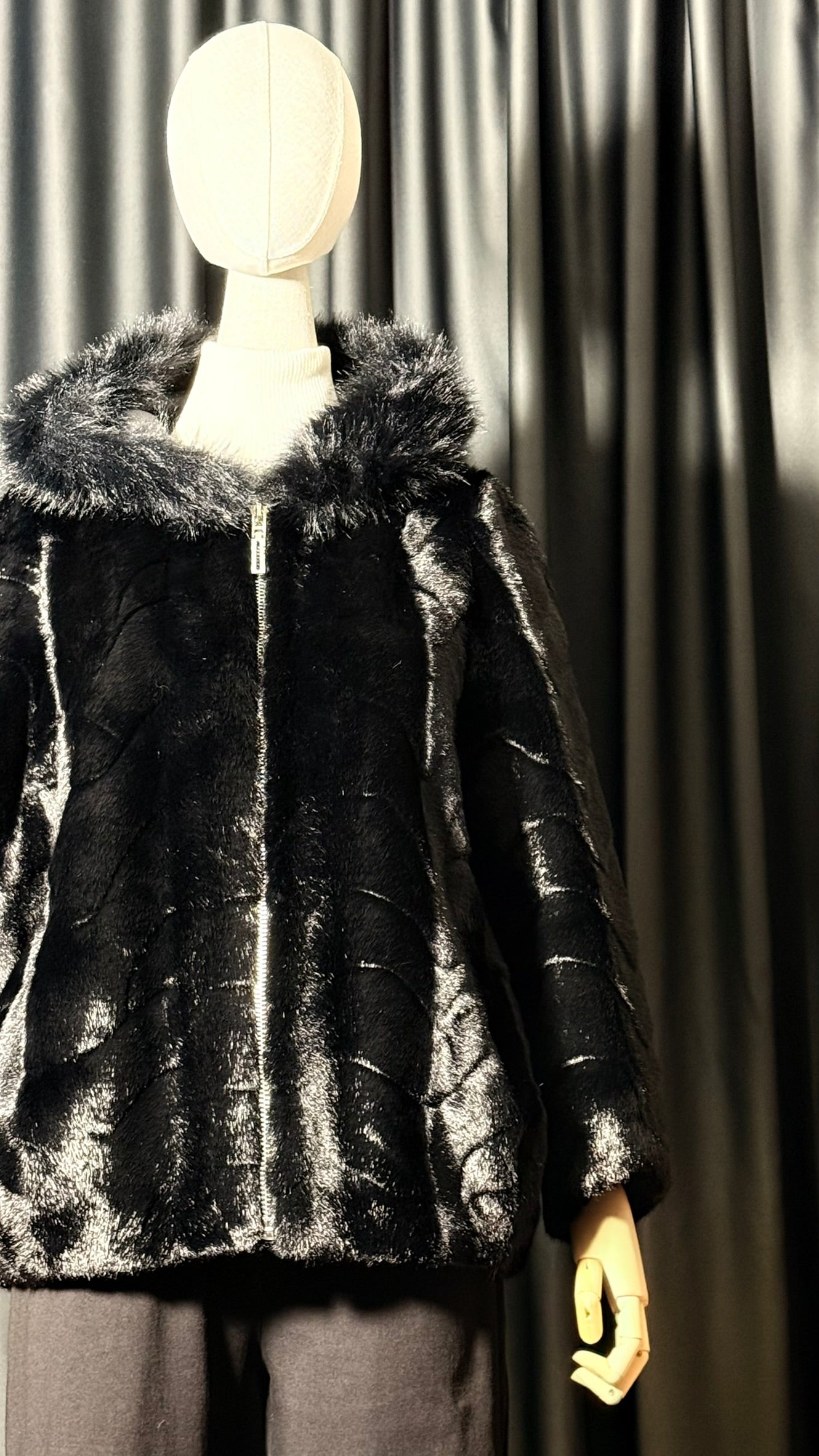 Kapüşonlu Siyah Kısa Suni Kürk Mont - Fermuarlı