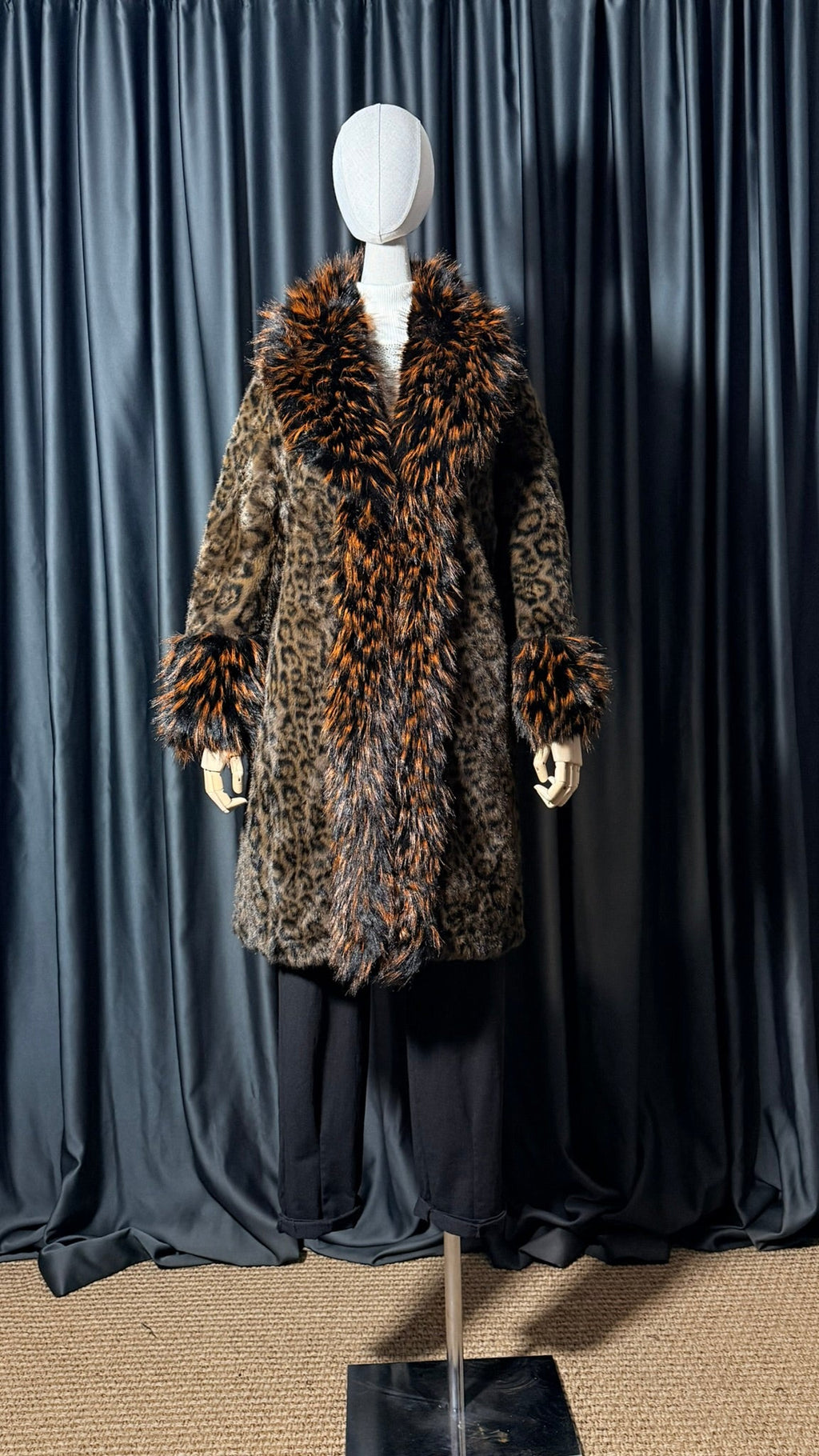 Leopar Desenli Uzun Suni Kürk Kaban - Kontrast Tüy Detaylı
