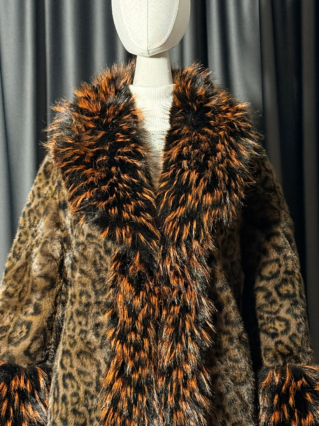 Leopar Desenli Uzun Suni Kürk Kaban - Kontrast Tüy Detaylı