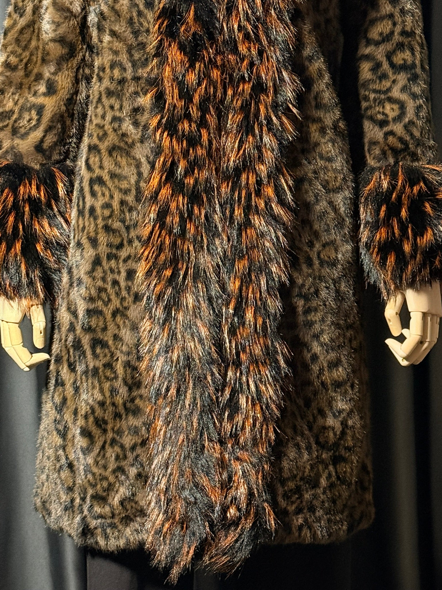 Leopar Desenli Uzun Suni Kürk Kaban - Kontrast Tüy Detaylı