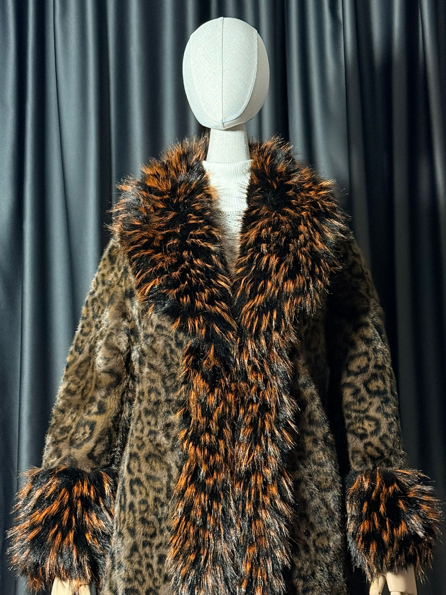 Leopar Desenli Uzun Suni Kürk Kaban - Kontrast Tüy Detaylı