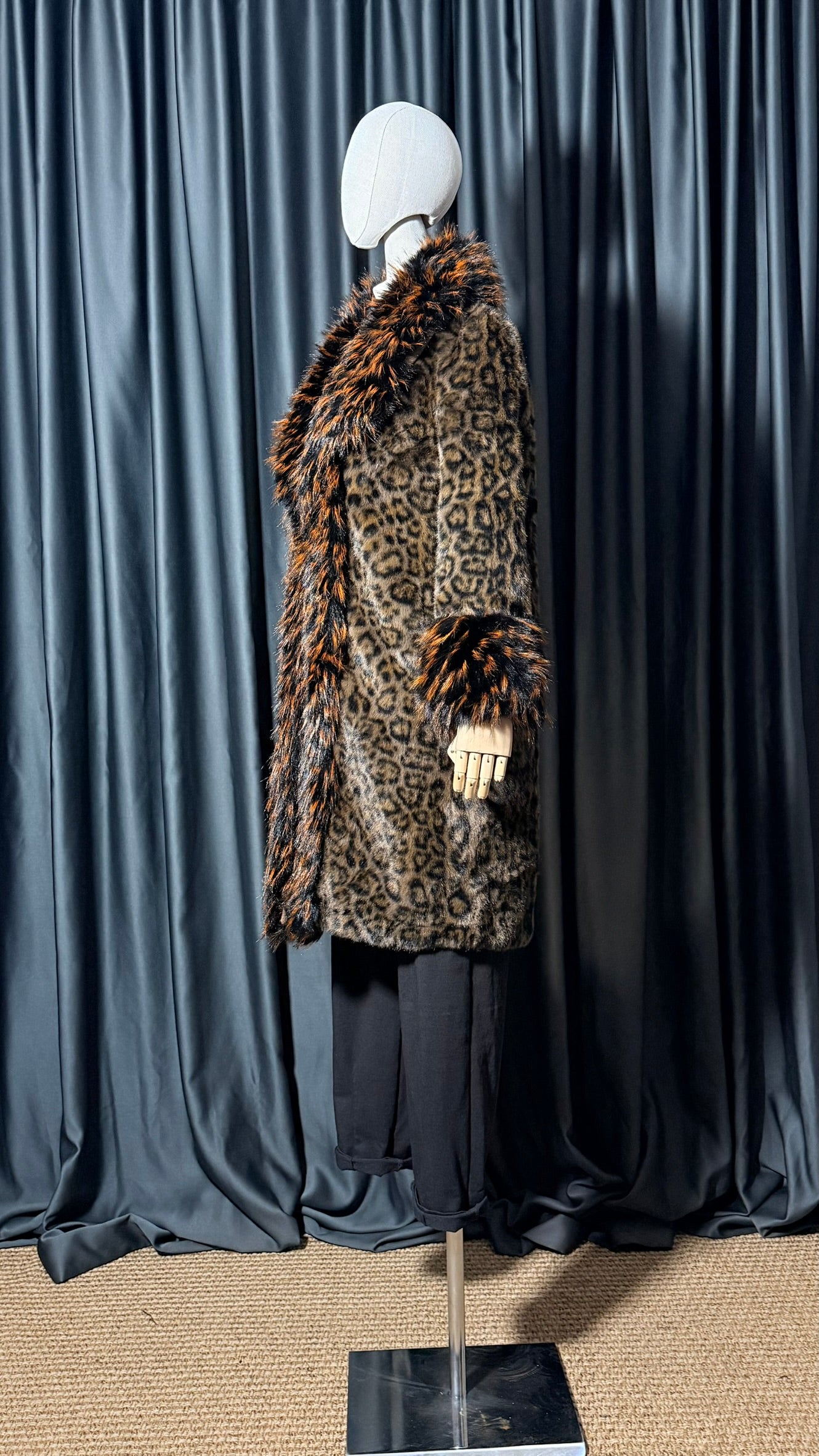 Leopar Desenli Uzun Suni Kürk Kaban - Kontrast Tüy Detaylı