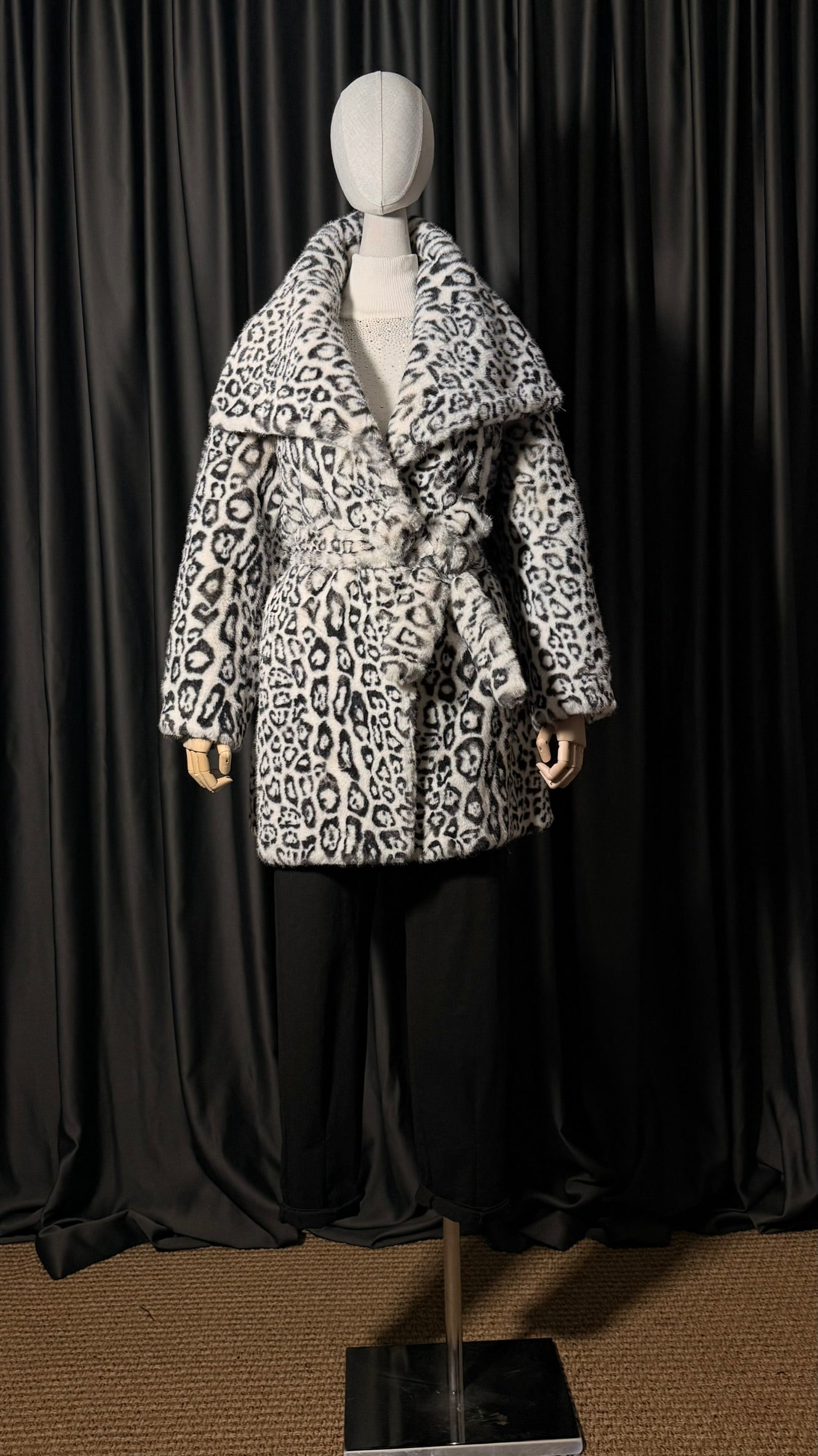 Kar Leoparı Desenli Kemerli Suni Kürk Kaban - Beyaz/Siyah