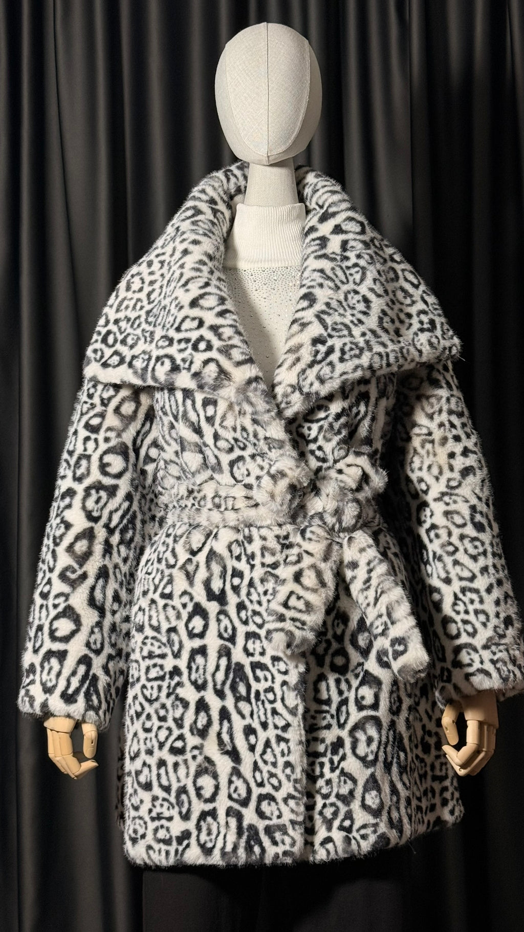 Kar Leoparı Desenli Kemerli Suni Kürk Kaban - Beyaz/Siyah