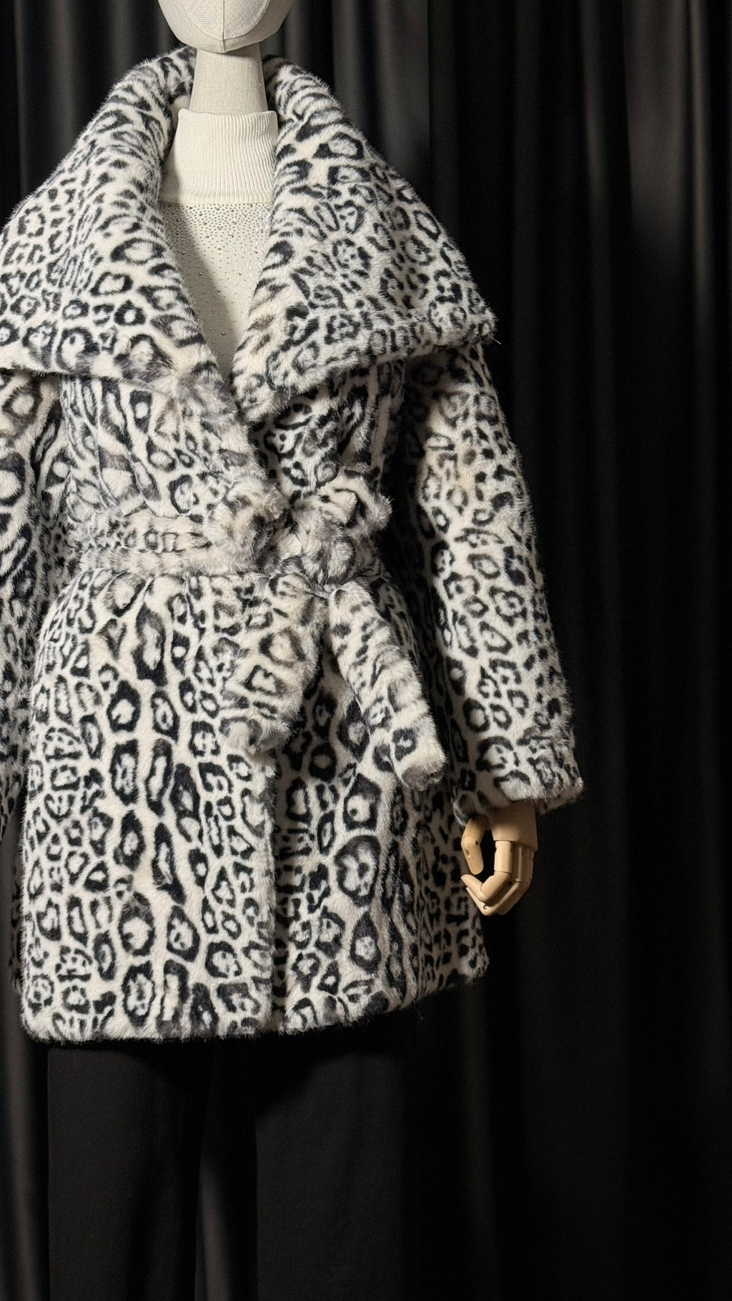 Kar Leoparı Desenli Kemerli Suni Kürk Kaban - Beyaz/Siyah