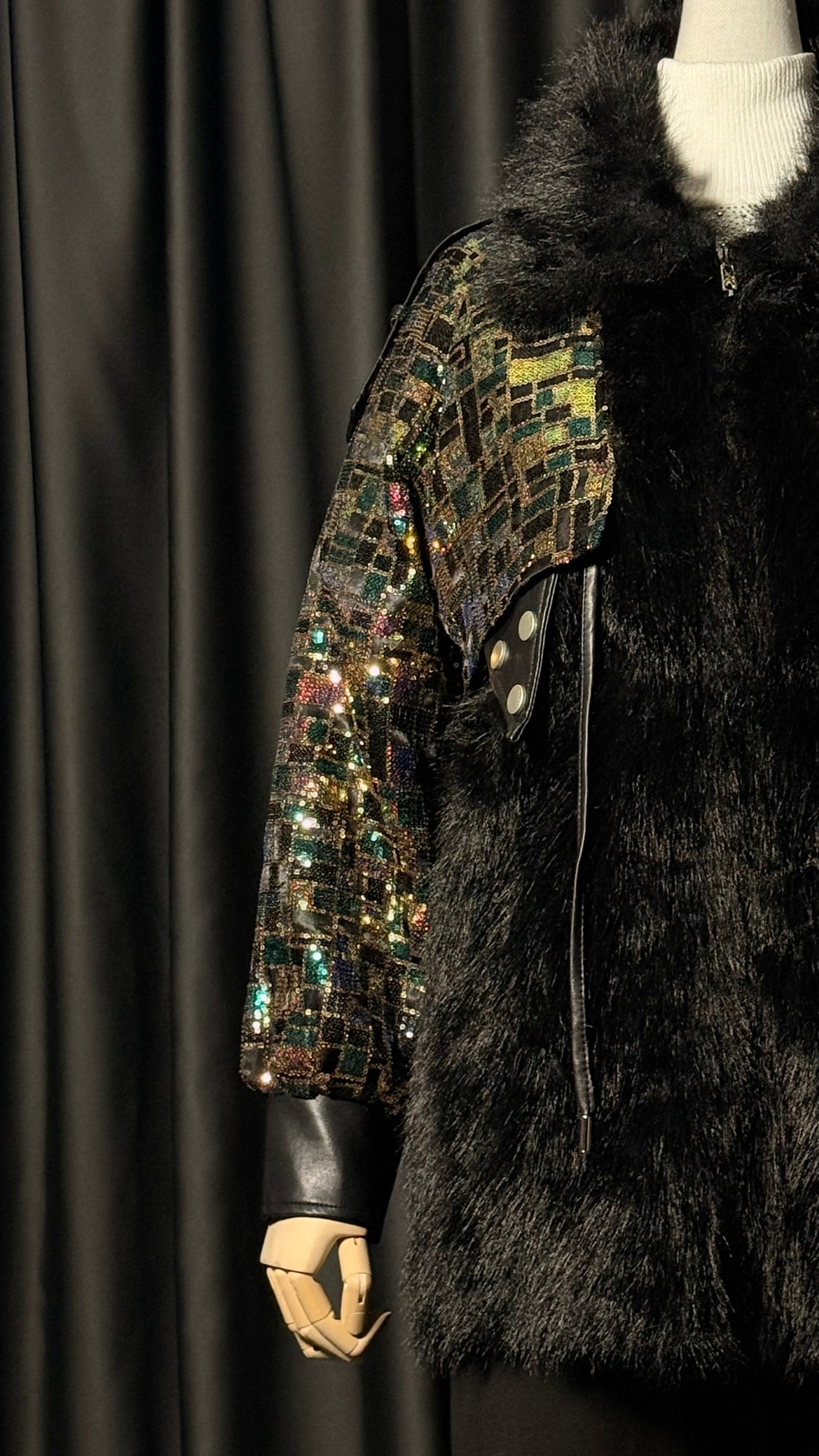 Siyah Payet Bloklu Suni Kürk Ceket