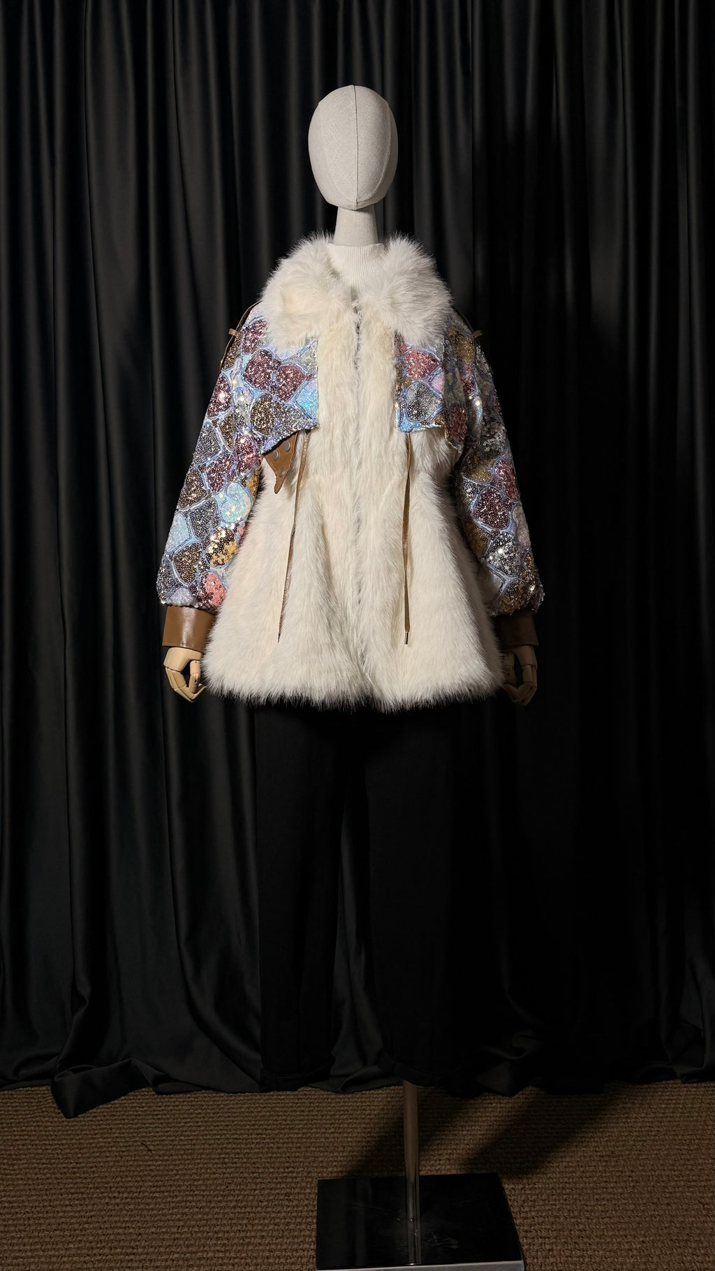 İri Payetli Beyaz Suni Kürk Panço Ceket