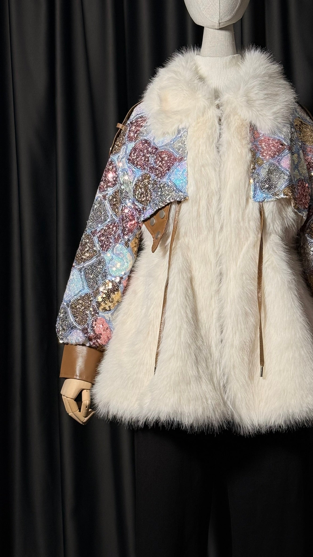 İri Payetli Beyaz Suni Kürk Panço Ceket