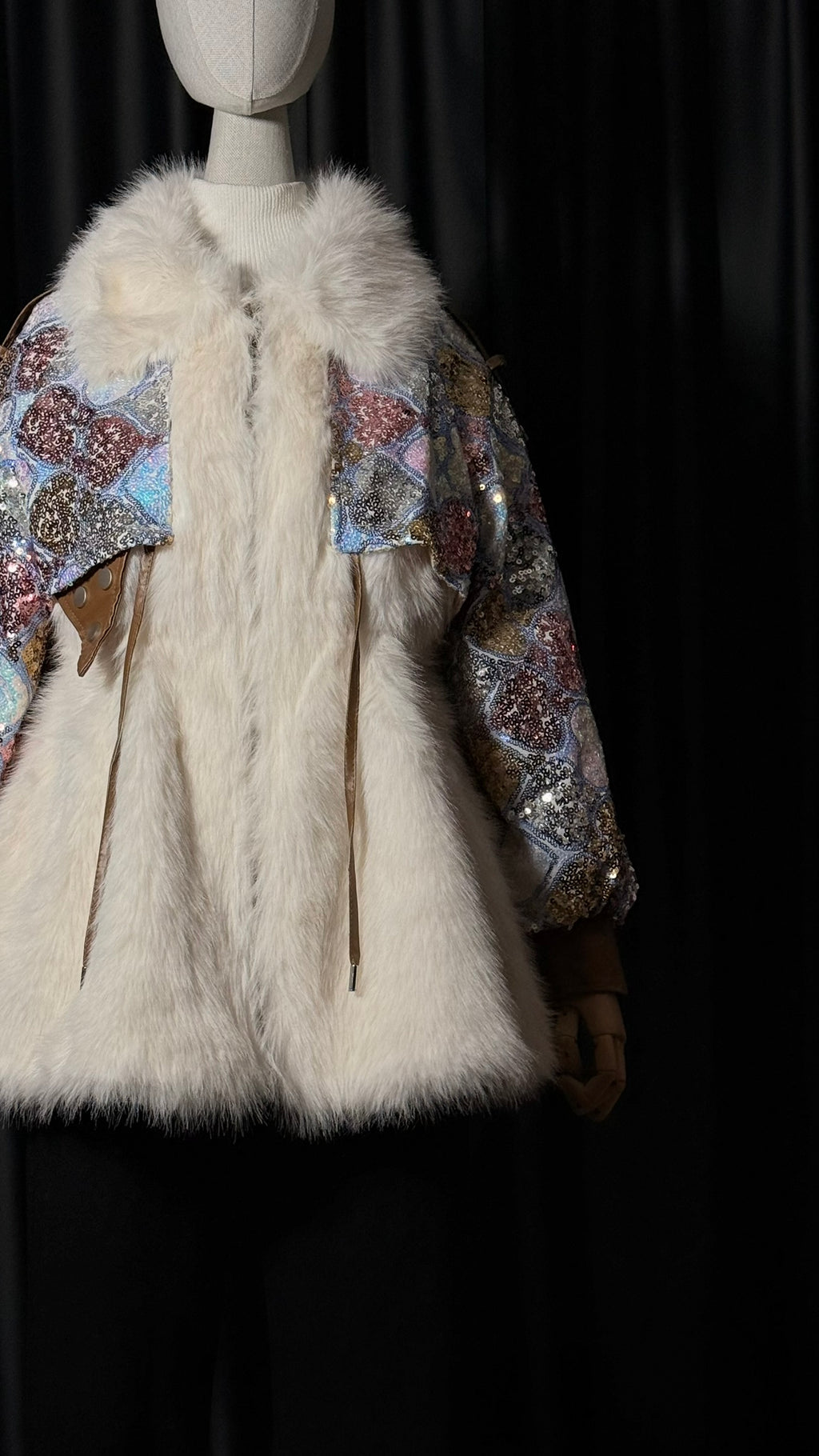 İri Payetli Beyaz Suni Kürk Panço Ceket