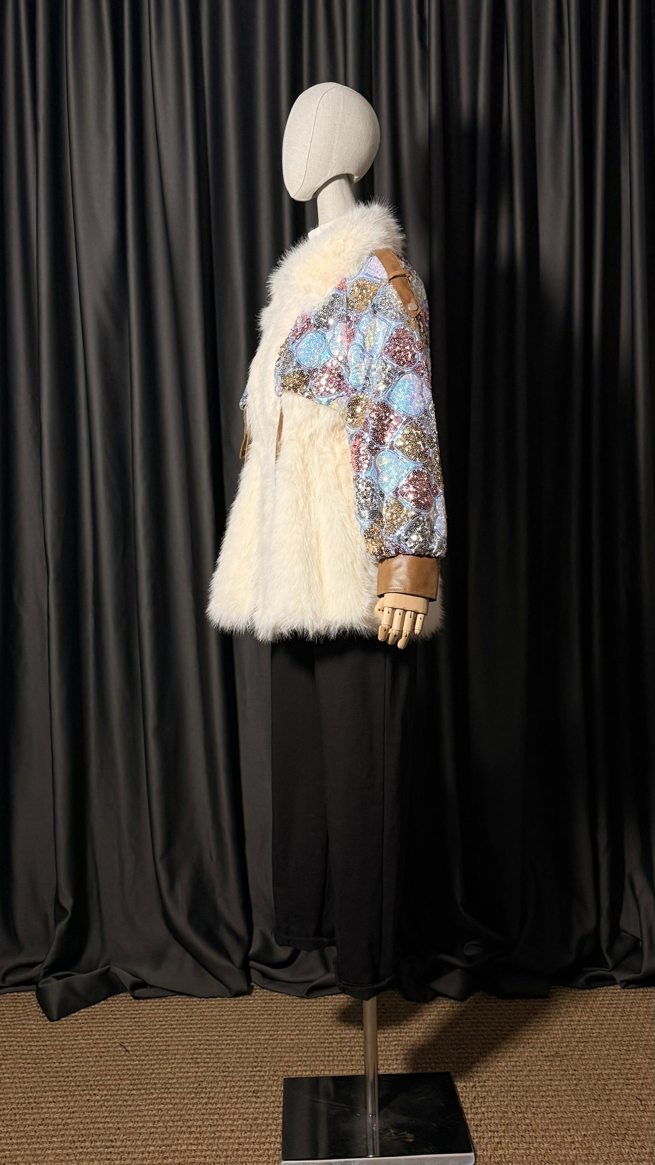 İri Payetli Beyaz Suni Kürk Panço Ceket