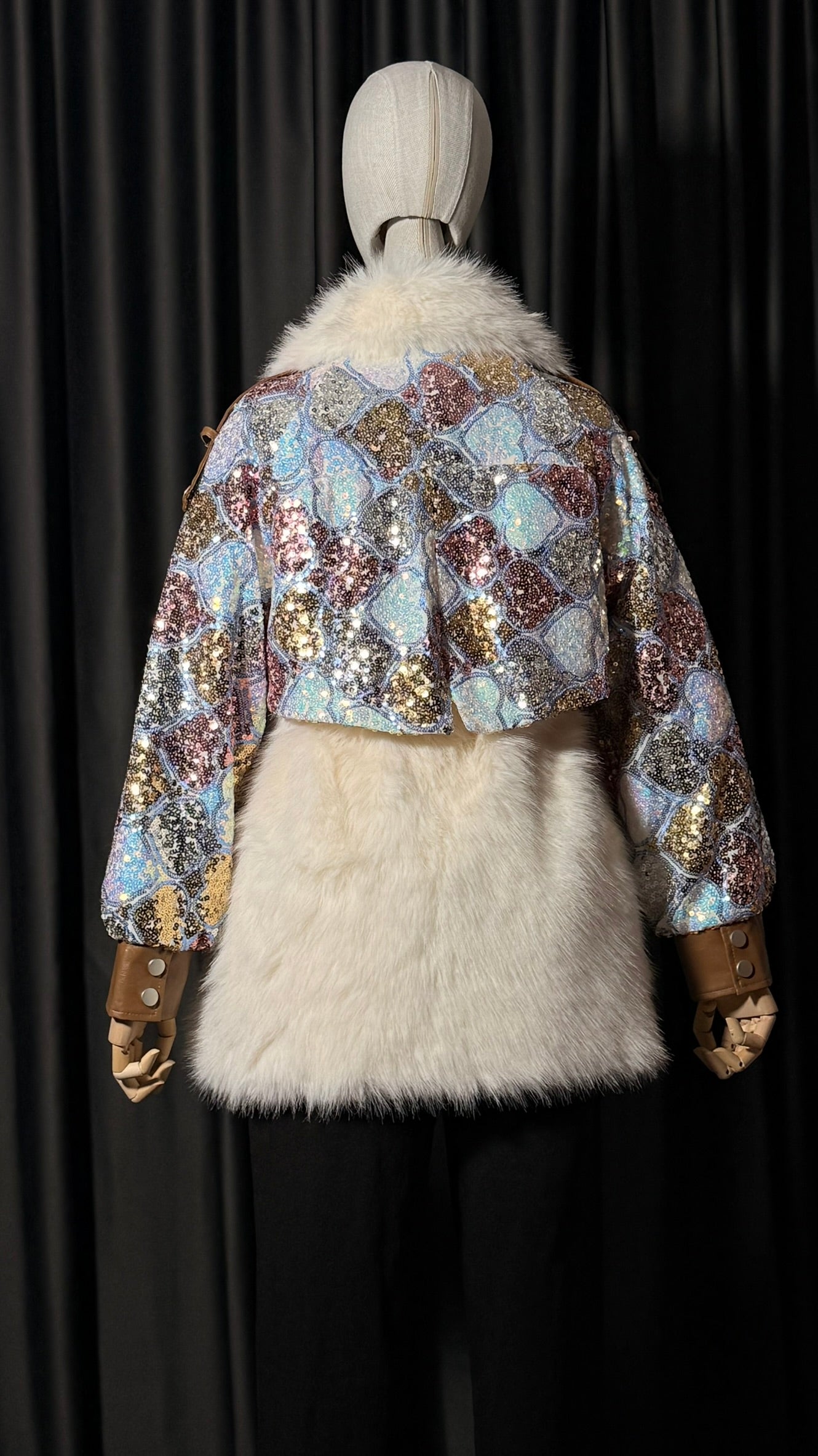 İri Payetli Beyaz Suni Kürk Panço Ceket