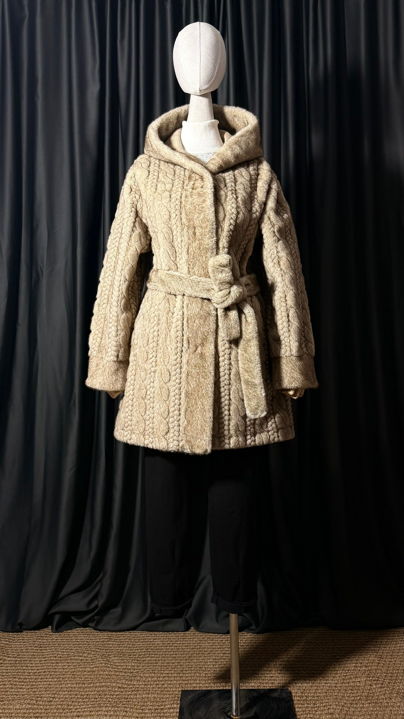 Krem Kapüşonlu Kısa Kürk Mont – Örgü Dokulu