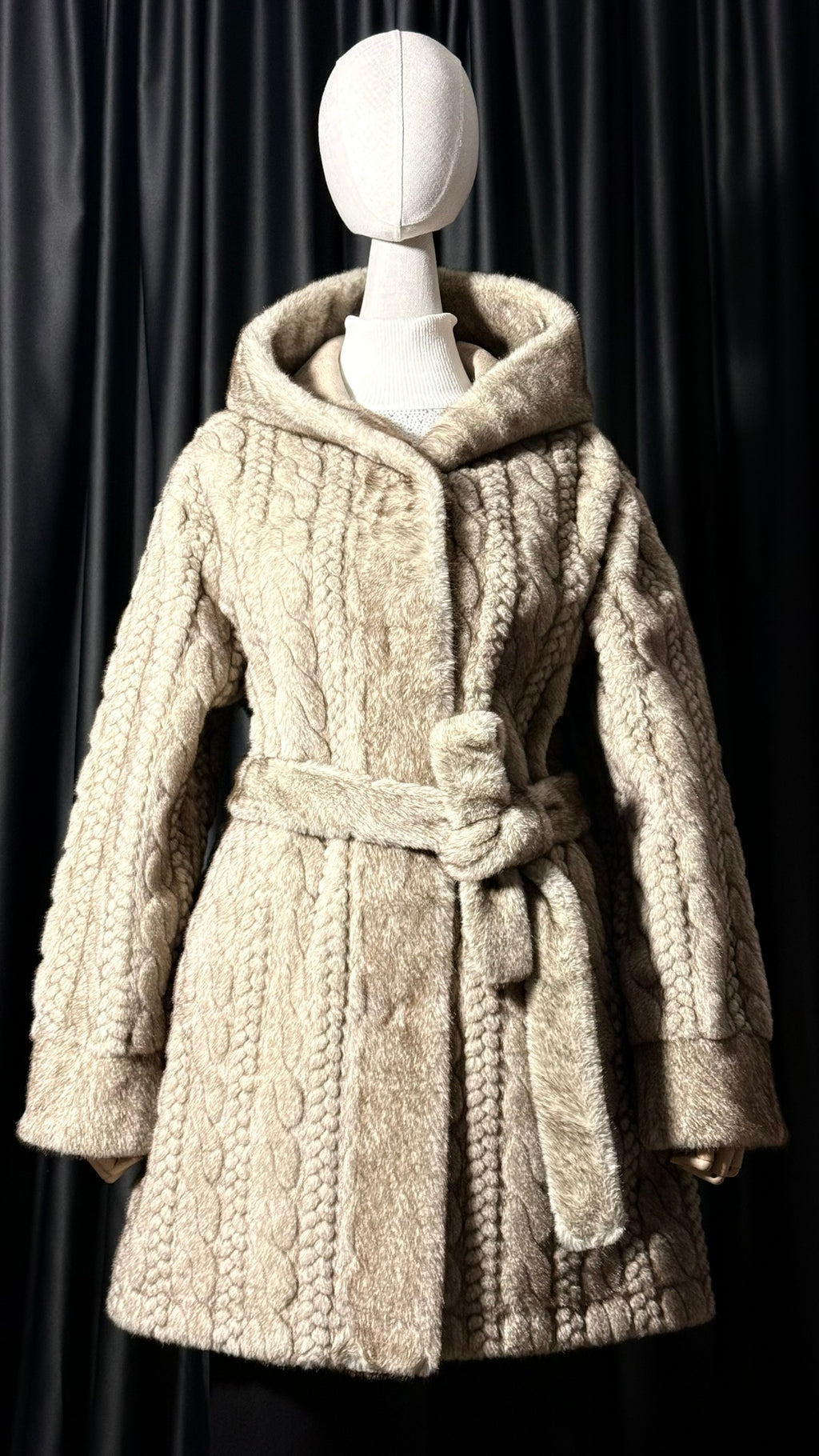 Krem Kapüşonlu Kısa Kürk Mont – Örgü Dokulu