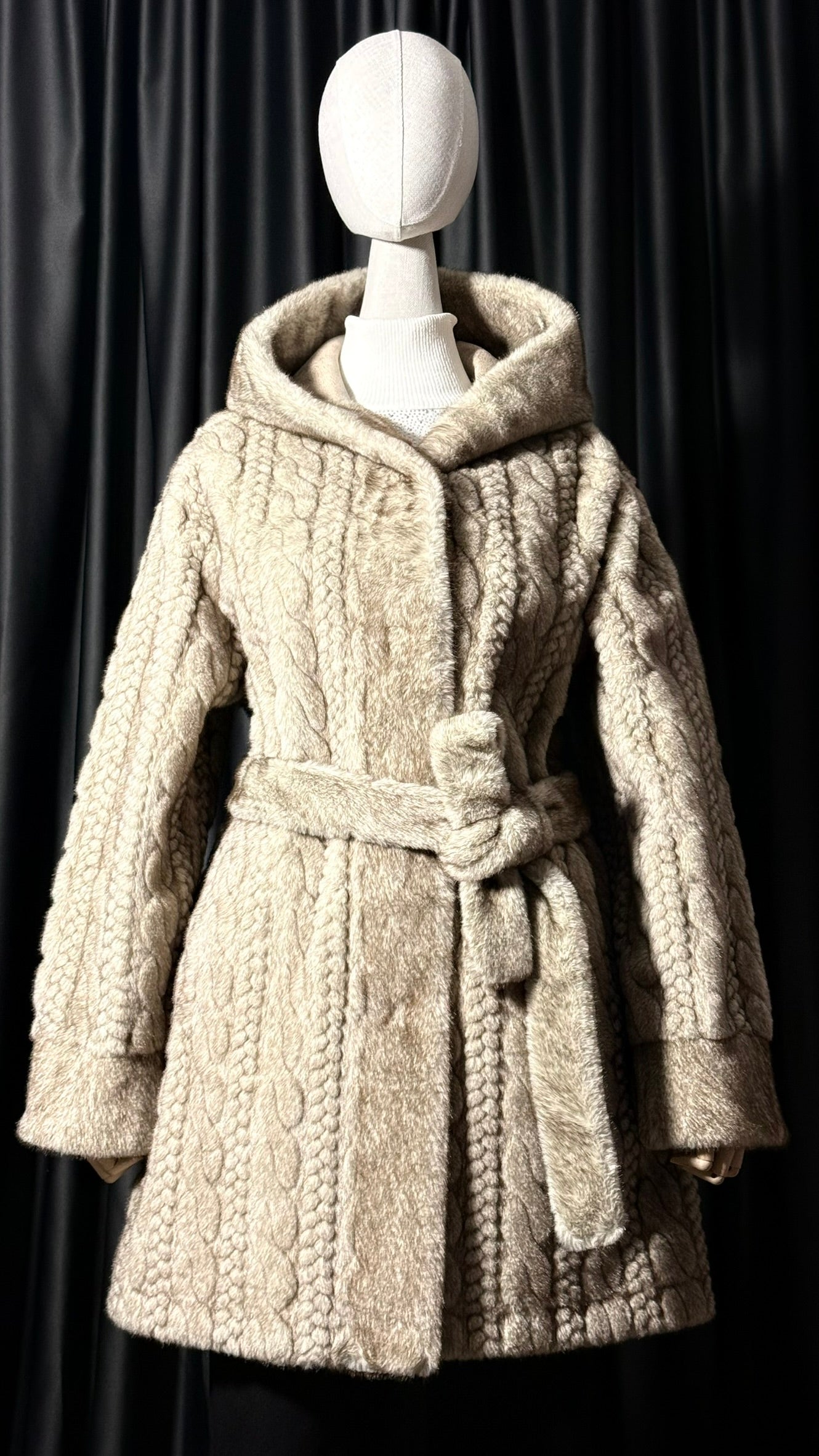 Krem Kapüşonlu Kısa Kürk Mont – Örgü Dokulu