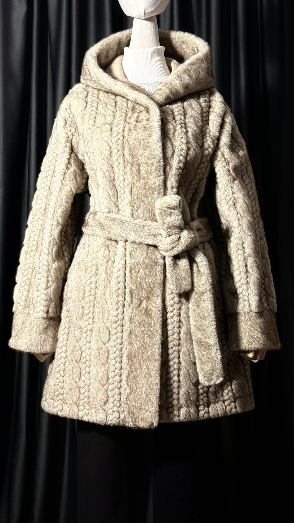 Krem Kapüşonlu Kısa Kürk Mont – Örgü Dokulu