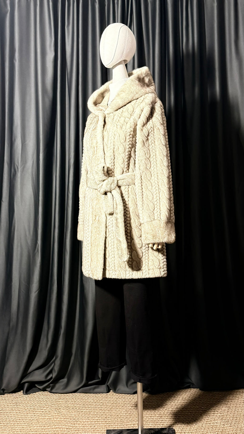 Krem Kapüşonlu Kısa Kürk Mont – Örgü Dokulu